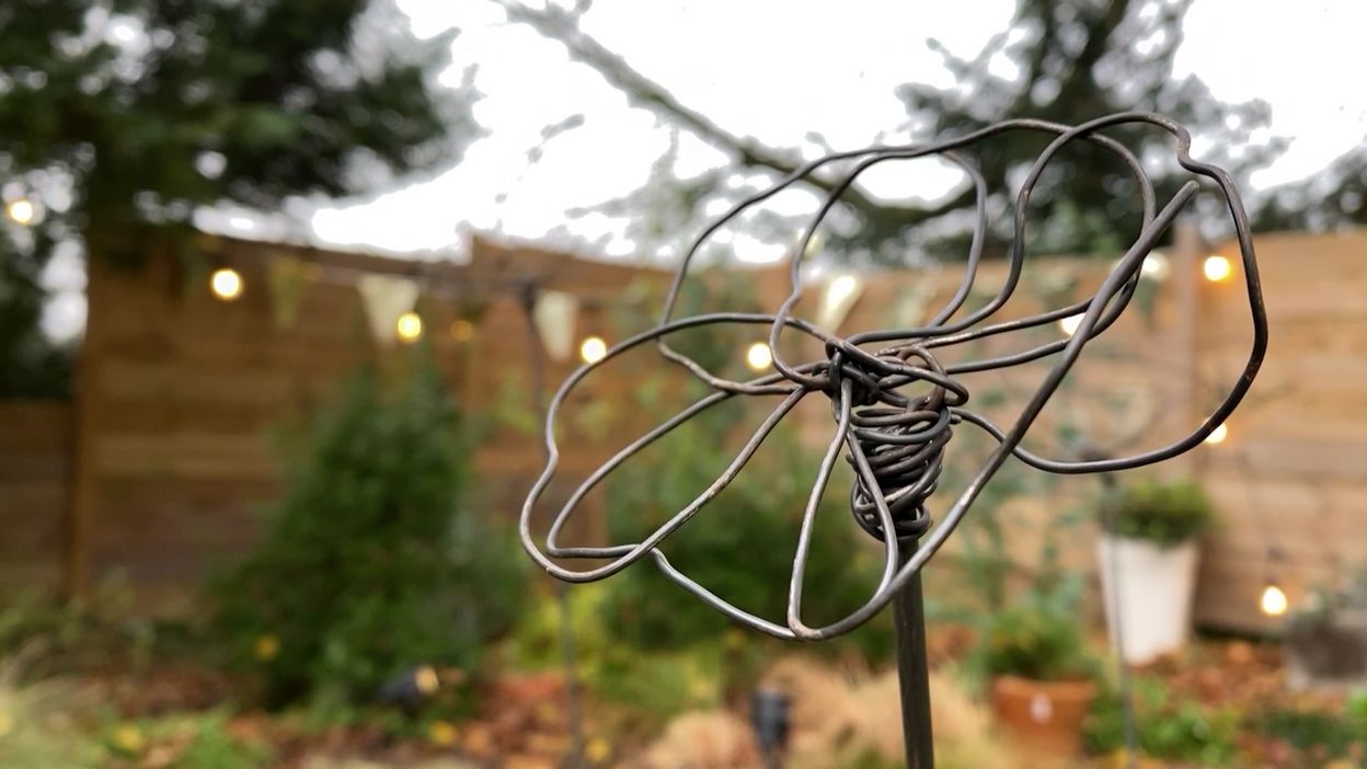 Bricolage : des fleurs en fil de fer pour décorer le jardin 