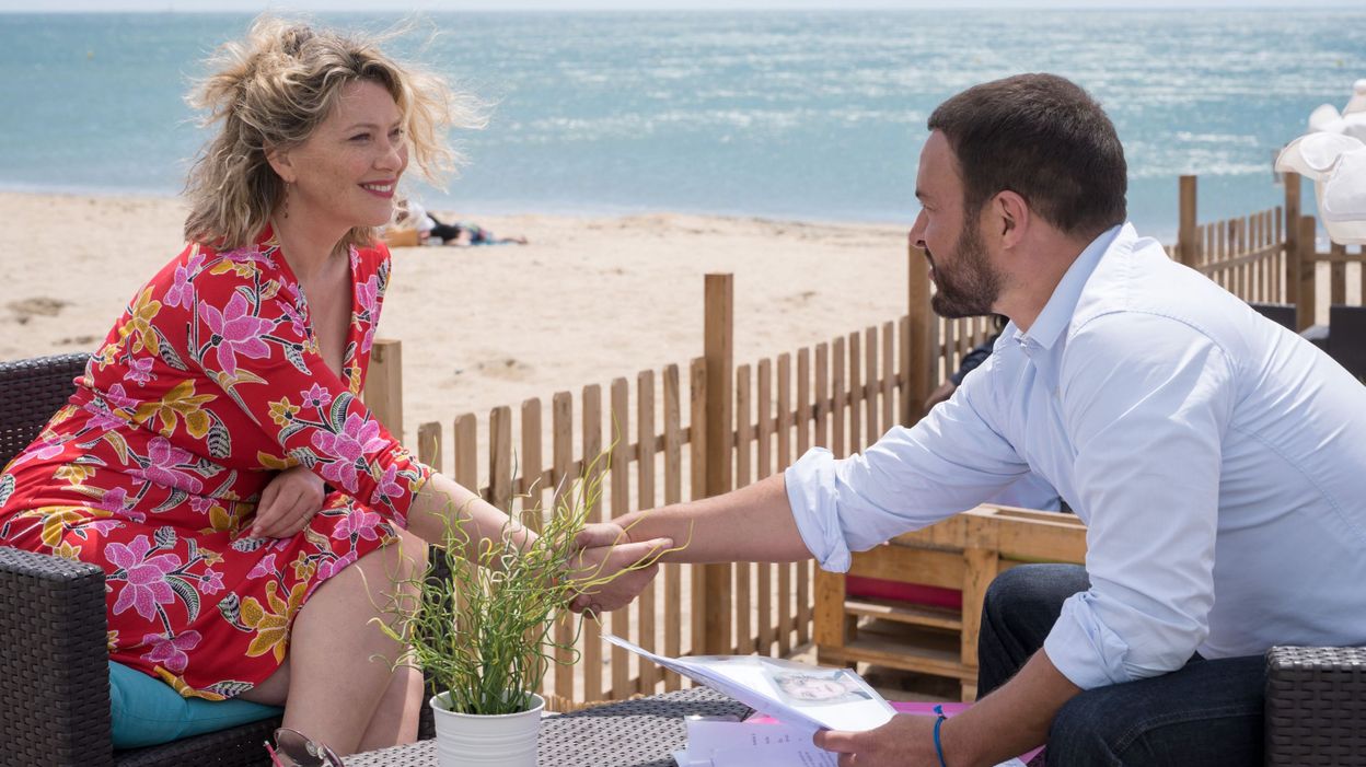 Candice Renoir est de retour dans “Ailleurs l’herbe est plus verte