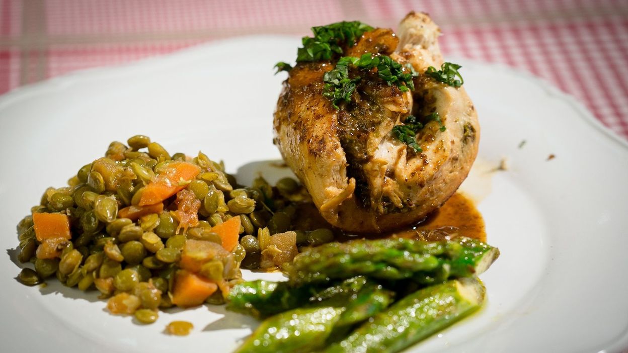 Paupiettes de poulet farcies à la tapenade, poêlée d'asperges vertes à