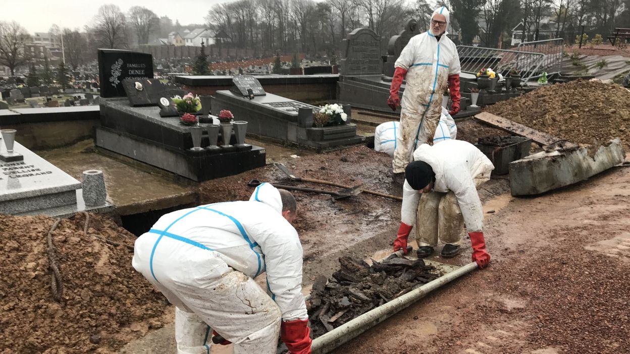 Decomposition D Un Corps Dans Un Cercueil Video Exhumer les cadavres sans les toucher : une formation au cimetière de