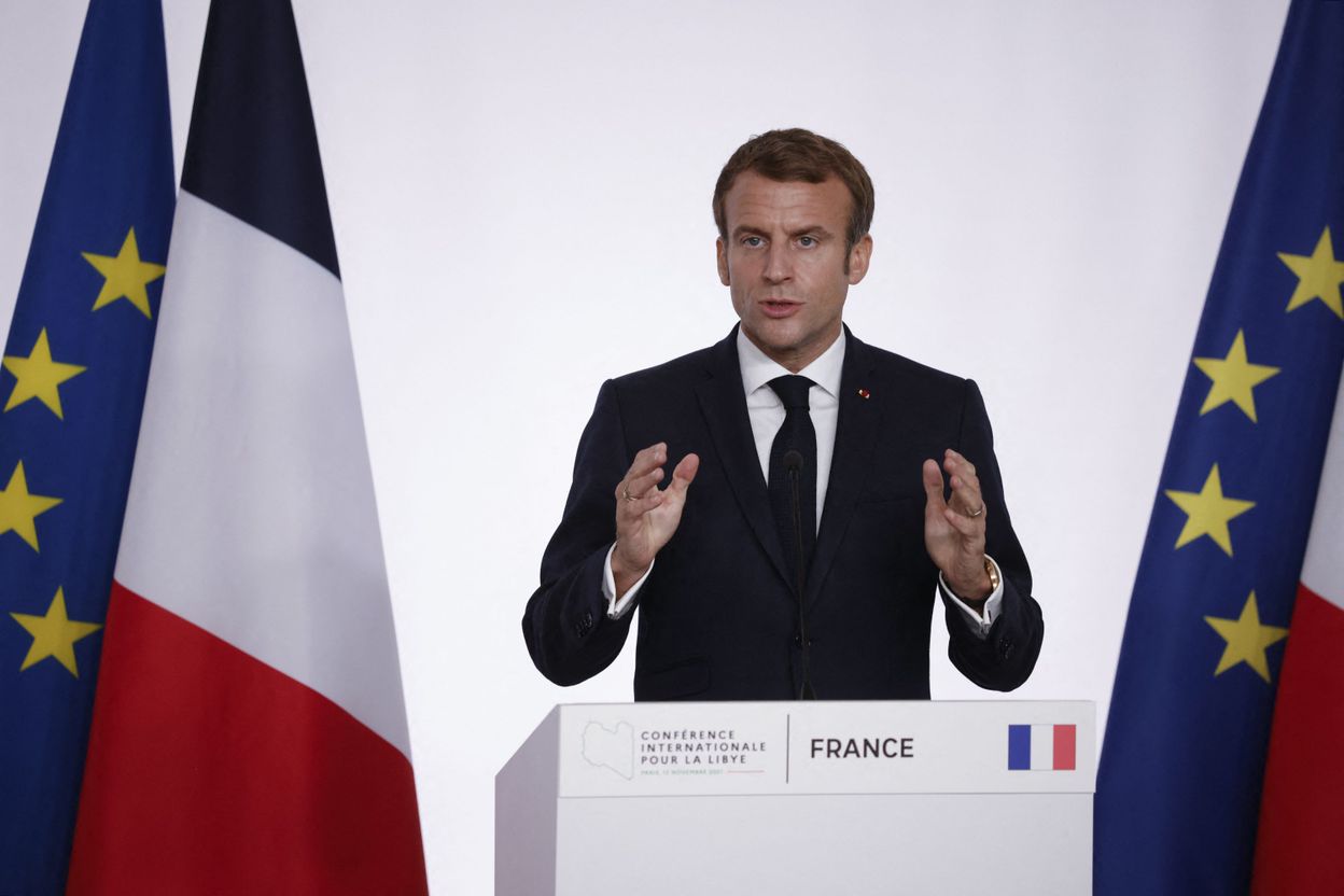 Emmanuel Macron a changé le bleu du drapeau français