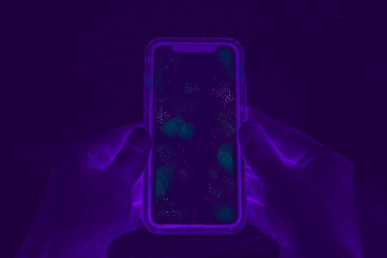 Coronavirus : cette boîte stérilise votre smartphone avec des UV tout en le  rechargeant !