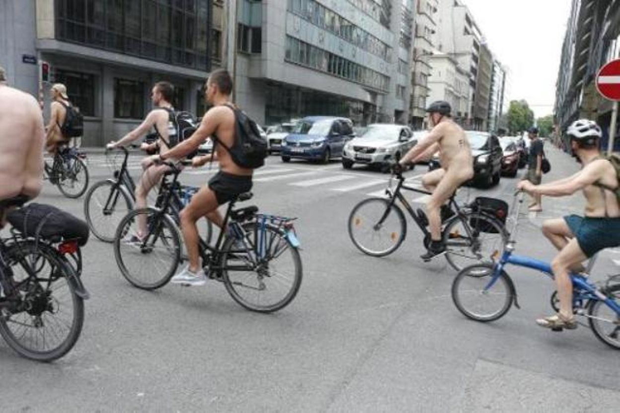 Deux cents cyclistes nus à Bruxelles pour la 12e édition de Cyclonudista -  RTBF Actus