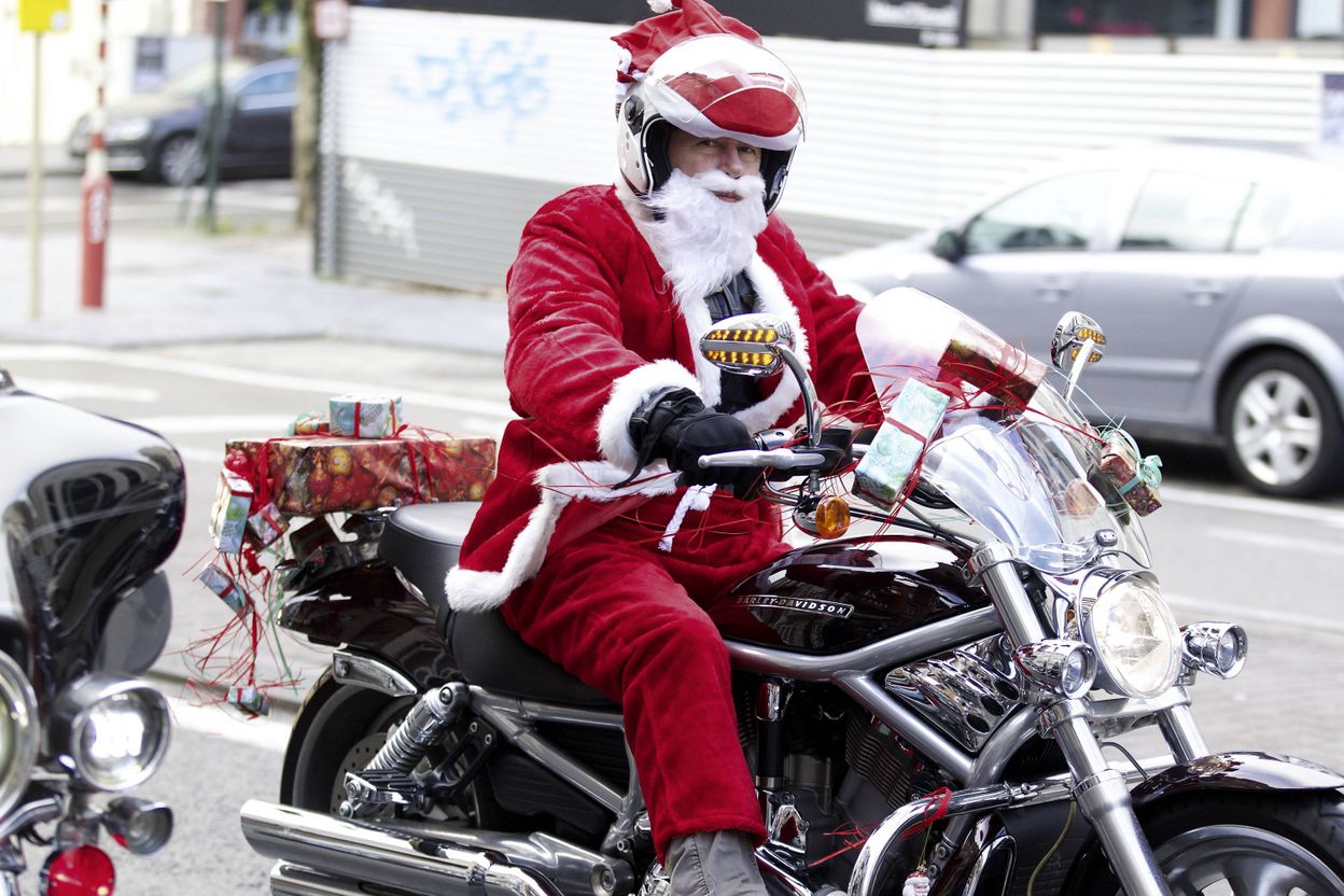 La bande des pères Noël descend sur Bruxelles... en HarleyDavidson