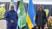 Le président de la République démocratique du Congo, Félix Tshisekedi, est accueilli par le président du Rwanda, Paul Kagame, lors d’une cérémonie officielle à Kigali, au Rwanda, le 25 juin 2021.