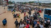 Des habitants dans un quartier inondé à Kinshasa, après des pluies diluviennes, le 6 avril 2025 en RDC