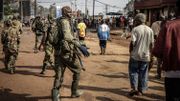 Un membre du groupe armé M23 demande aux habitants de garder leurs distances lors d'un exercice spécial de nettoyage et d'une réunion publique menés par le mouvement M23 après la prise de la ville, sur la Place de l'Indépendance à Bukavu, le 20 février 20