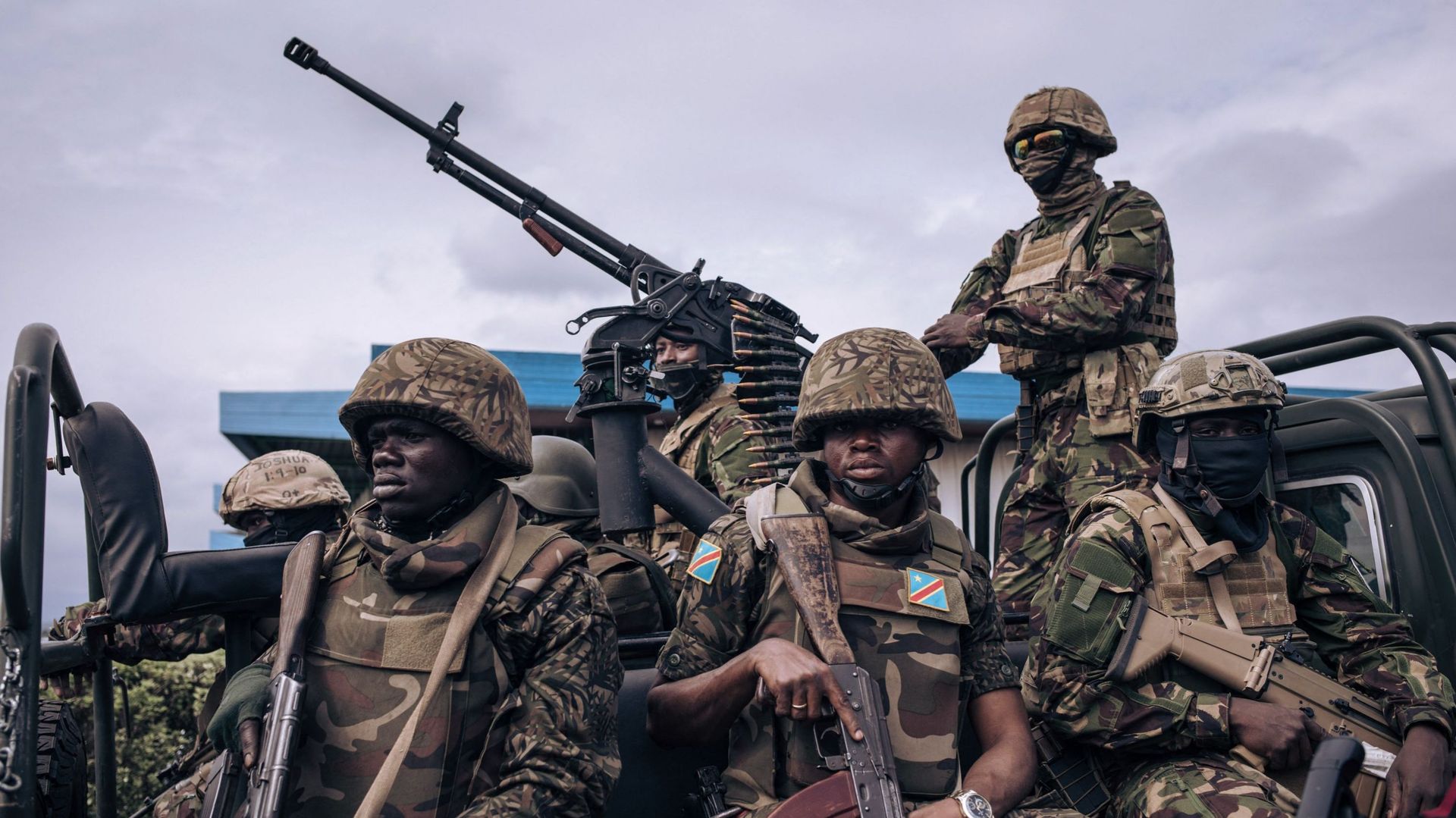 Dans cette photo d’archive prise le 15 novembre 2022, une escorte de militaires kényans et congolais monte la garde à l’aéroport de Goma, dans l’est de la République démocratique du Congo, alors que l’ancien président kényan Uhuru Kenyatta atterrit. Les É