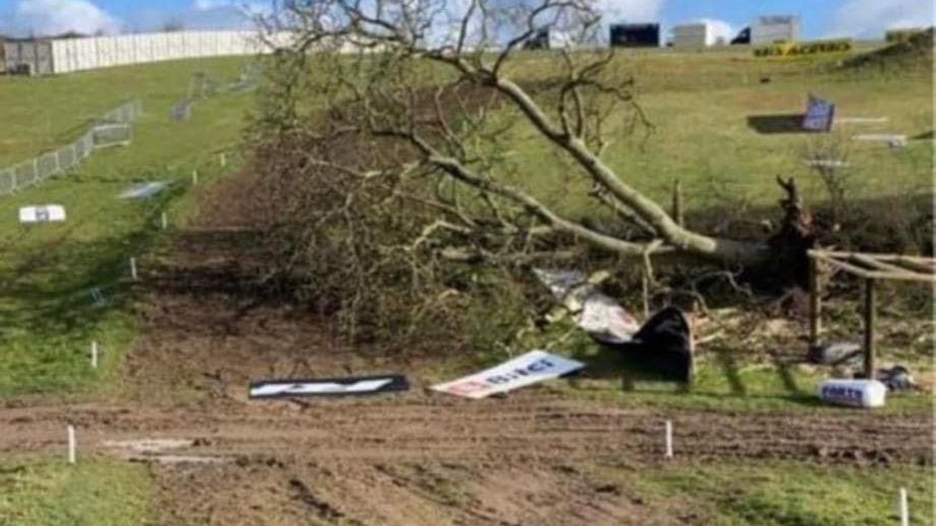 Le vent a fait des dégâts sur le circuit du MXGP de Grande-Bretagne