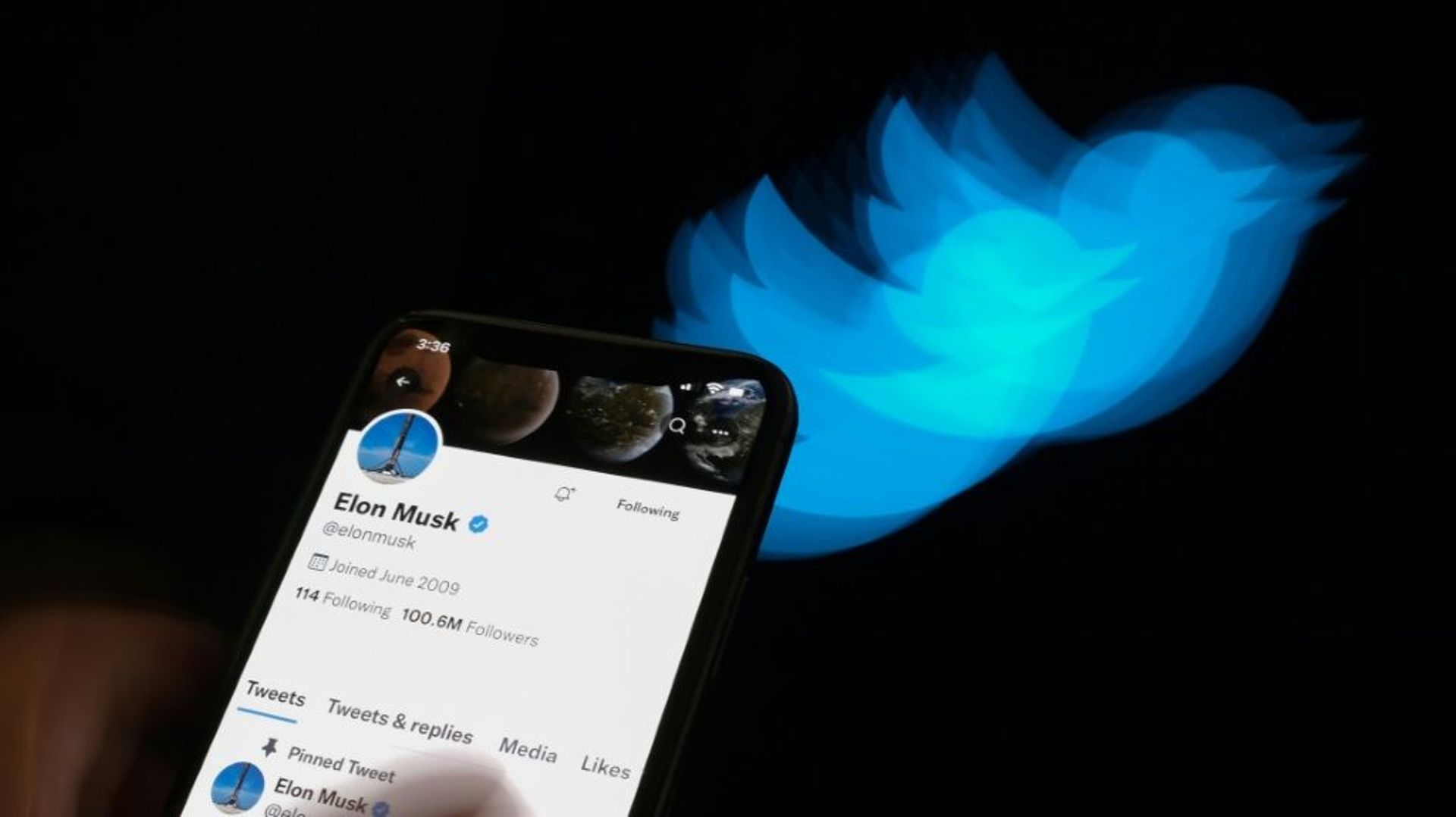 Le logo de Twitter et le compte d'Elon Musk, le 8 juillet 2022 à Los Angeles