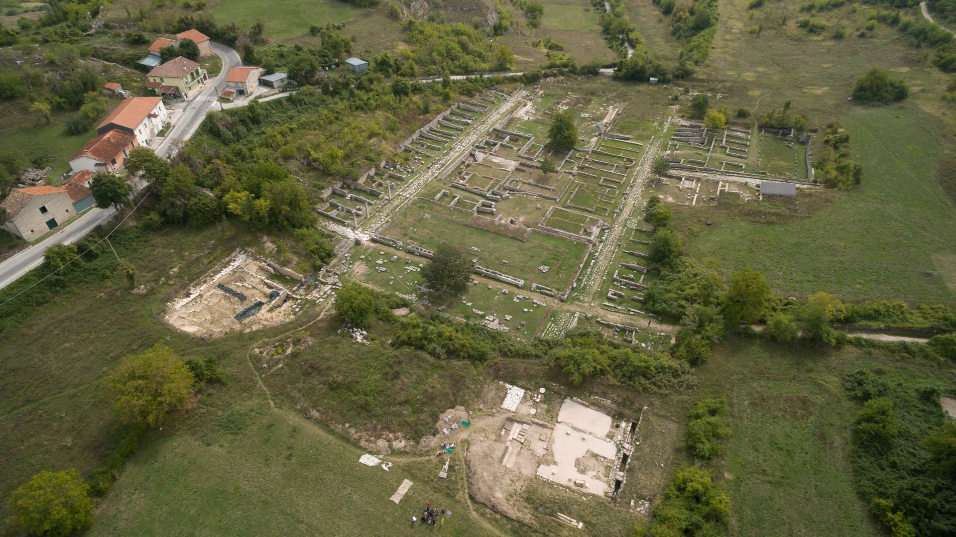 Alba Fucens, le centre de la ville avec le chantier de l’ULB et des MRAH en avant-plan à droite.