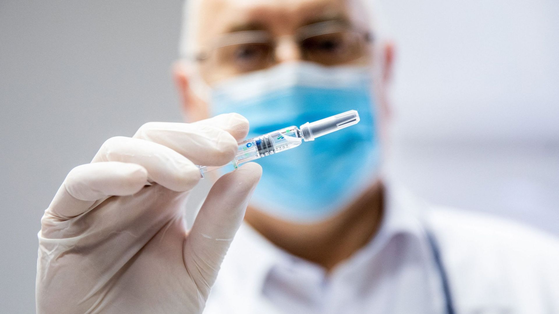 Préparation d'un vaccin en Hongrie