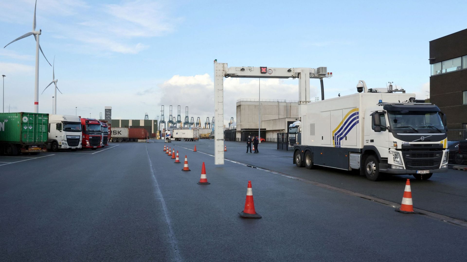 Cette photo prise le 7 janvier 2022 montre un camion en train d'être scanné par des douaniers belges dans le port d'Anvers. 