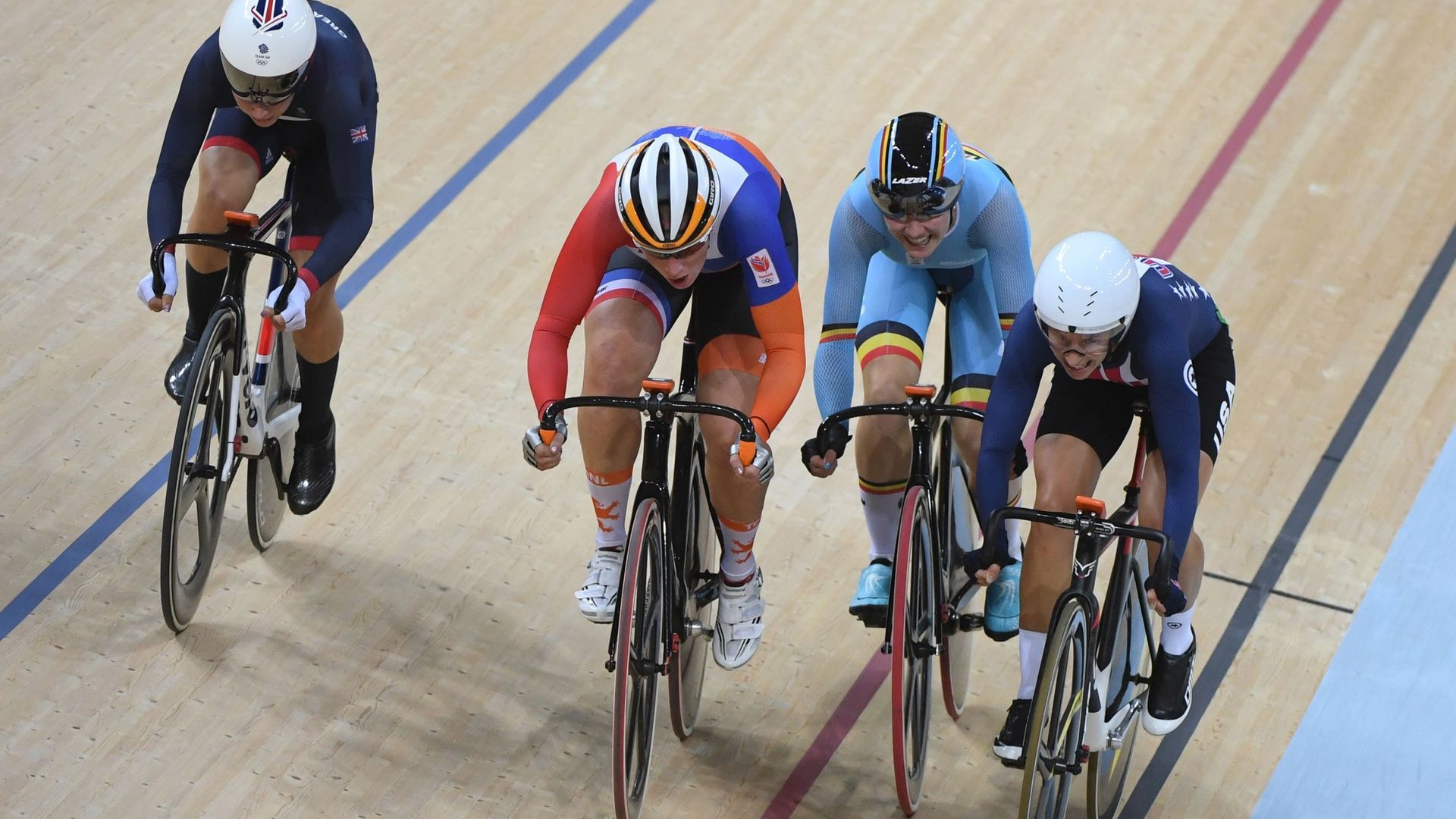 Jolien D'Hoore au coude à coude avec ses adversaires dans la course aux points de l'omnium aux Jeux Olympiques de Rio
