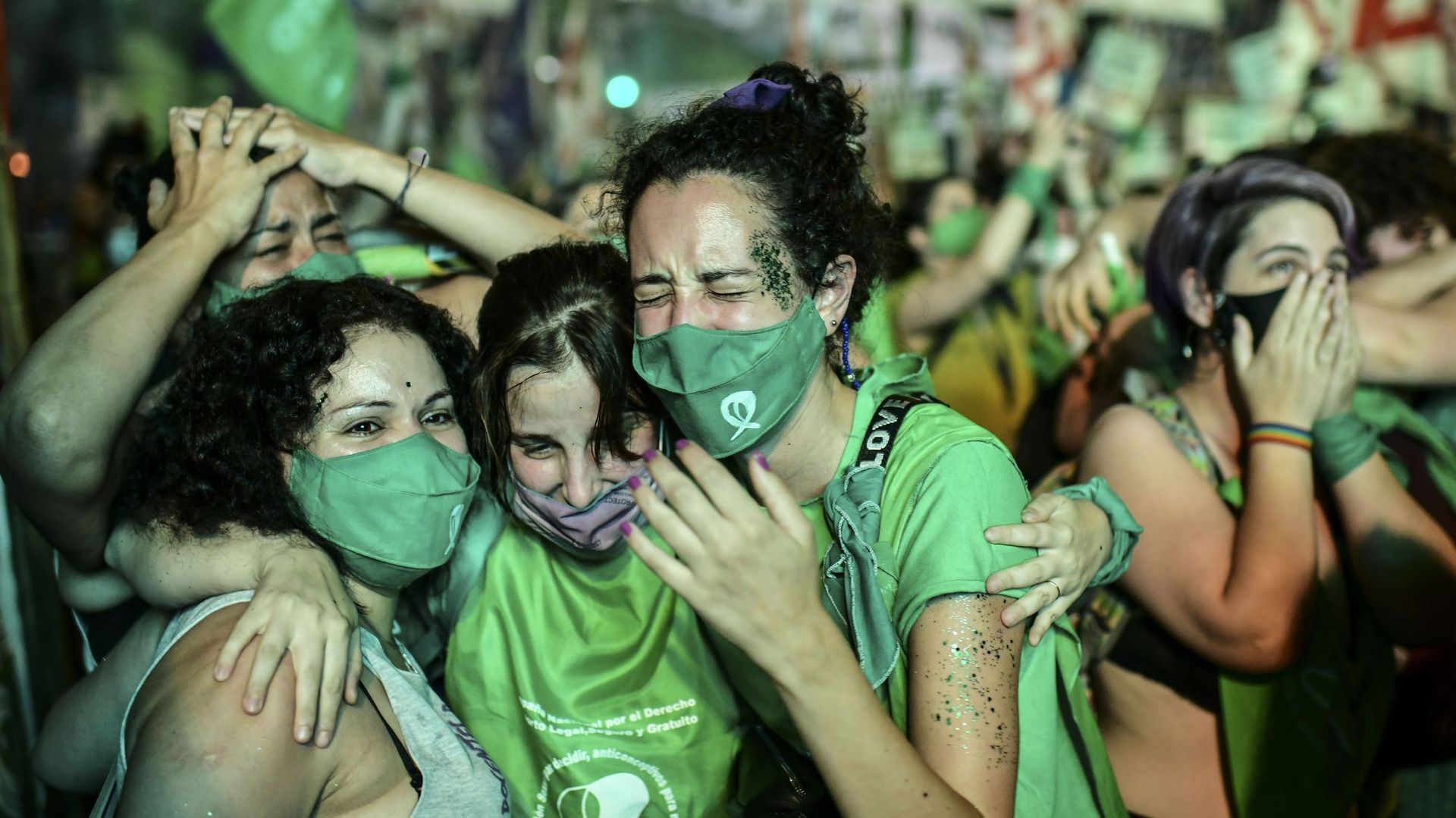 Des milliers de personnes rassemblées devant le Sénat à Buenos Aires ont accueilli le résultat du vote sur la légalisation de l'avortement avec des cris de joie.