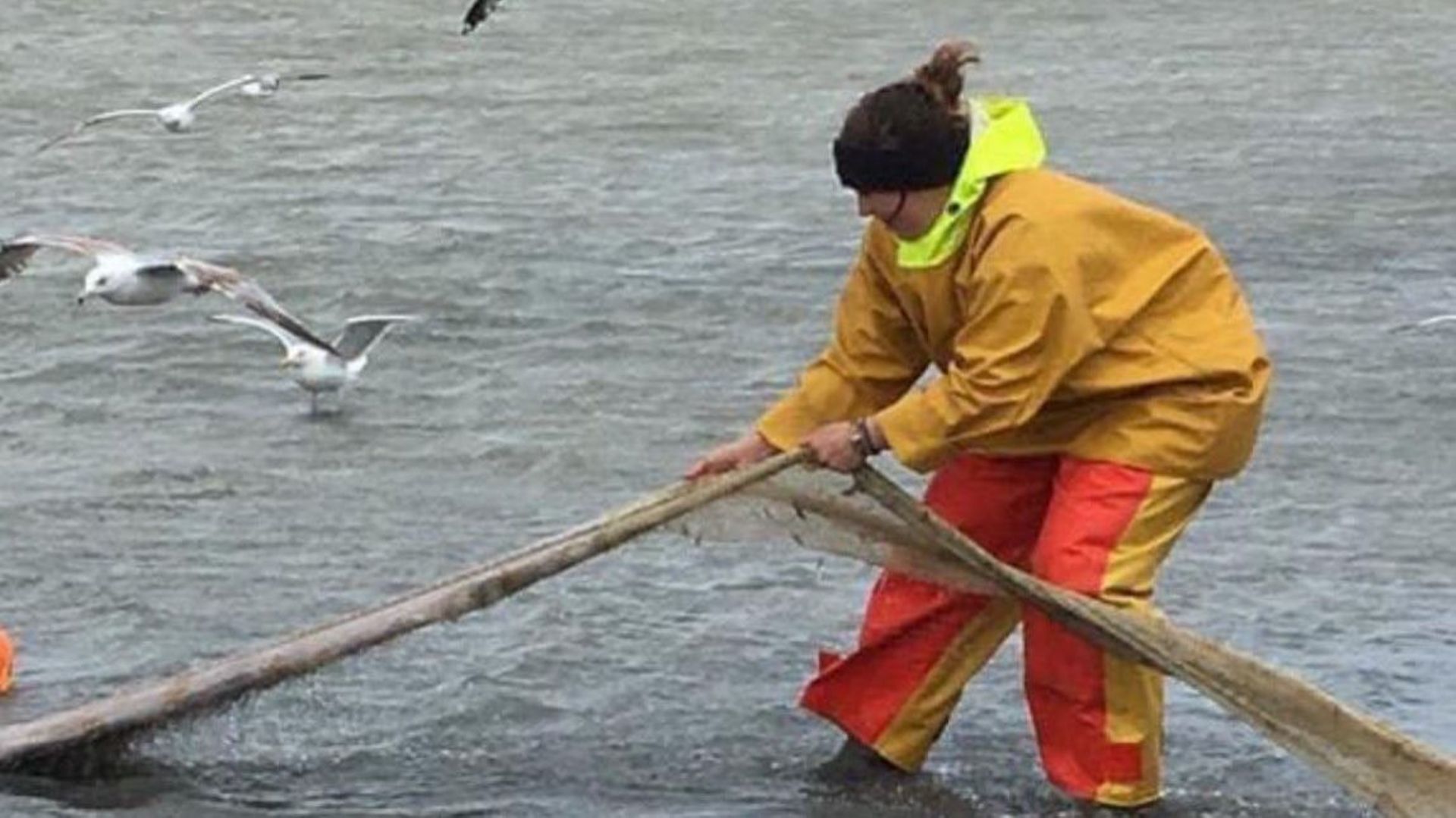 Une deuxième femme pêche à dos de cheval à Oostduinkerke : pourquoi c'est révolutionnaire 