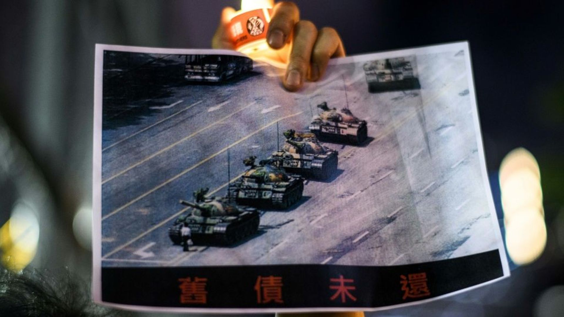 La photo du "Tank man" (l'Homme au char) lors d'une veillée pour commémorer les événement du 4 juin 1989 place Tiananmen, au parc Victoria, à Hong Kong, le 4 juin 2020 à Hong Kong