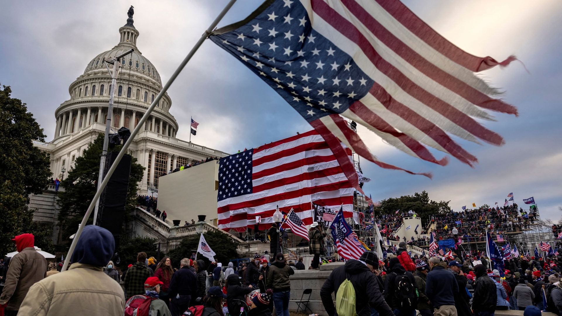 Le 6 janvier 2021, des manifestants pro-Trump se rassemblent devant le Capitole, à Washington DC.