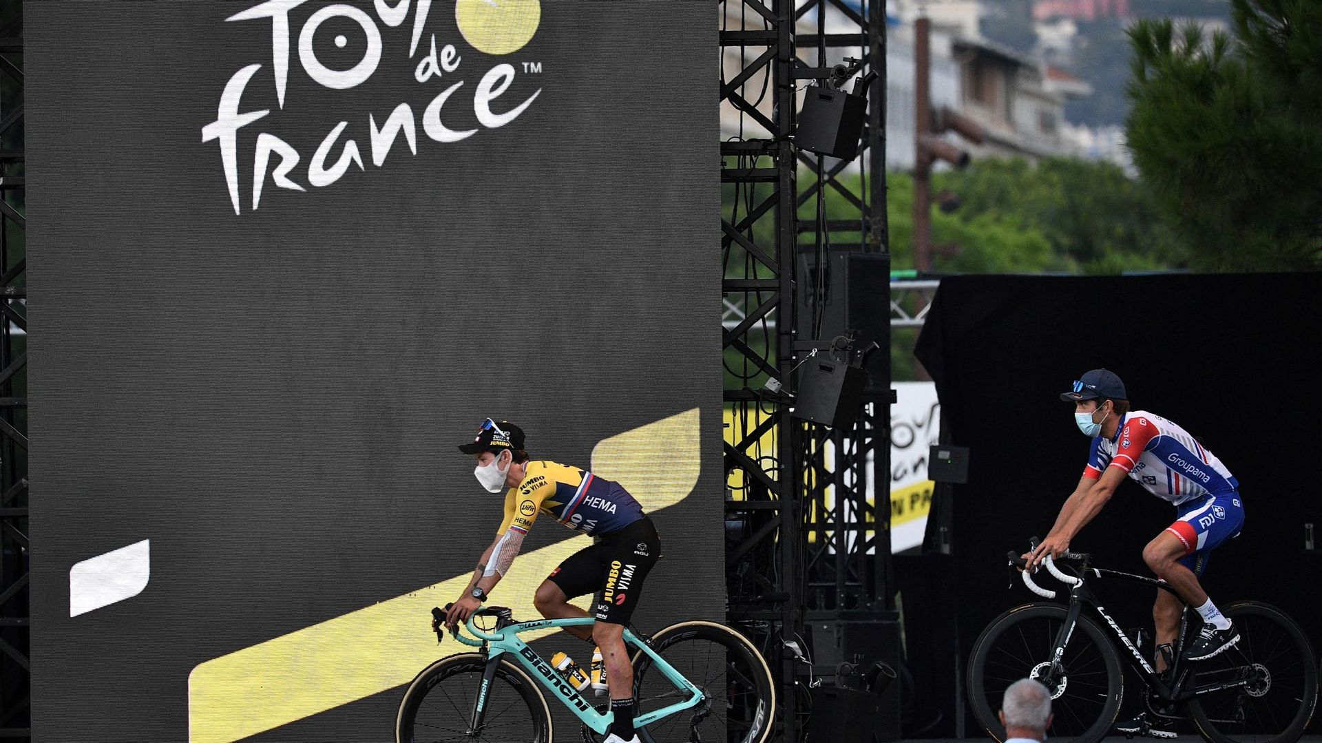 Tour de France: exclusion prononcée si deux cas de Covid dans l'équipe, encadrement inclus