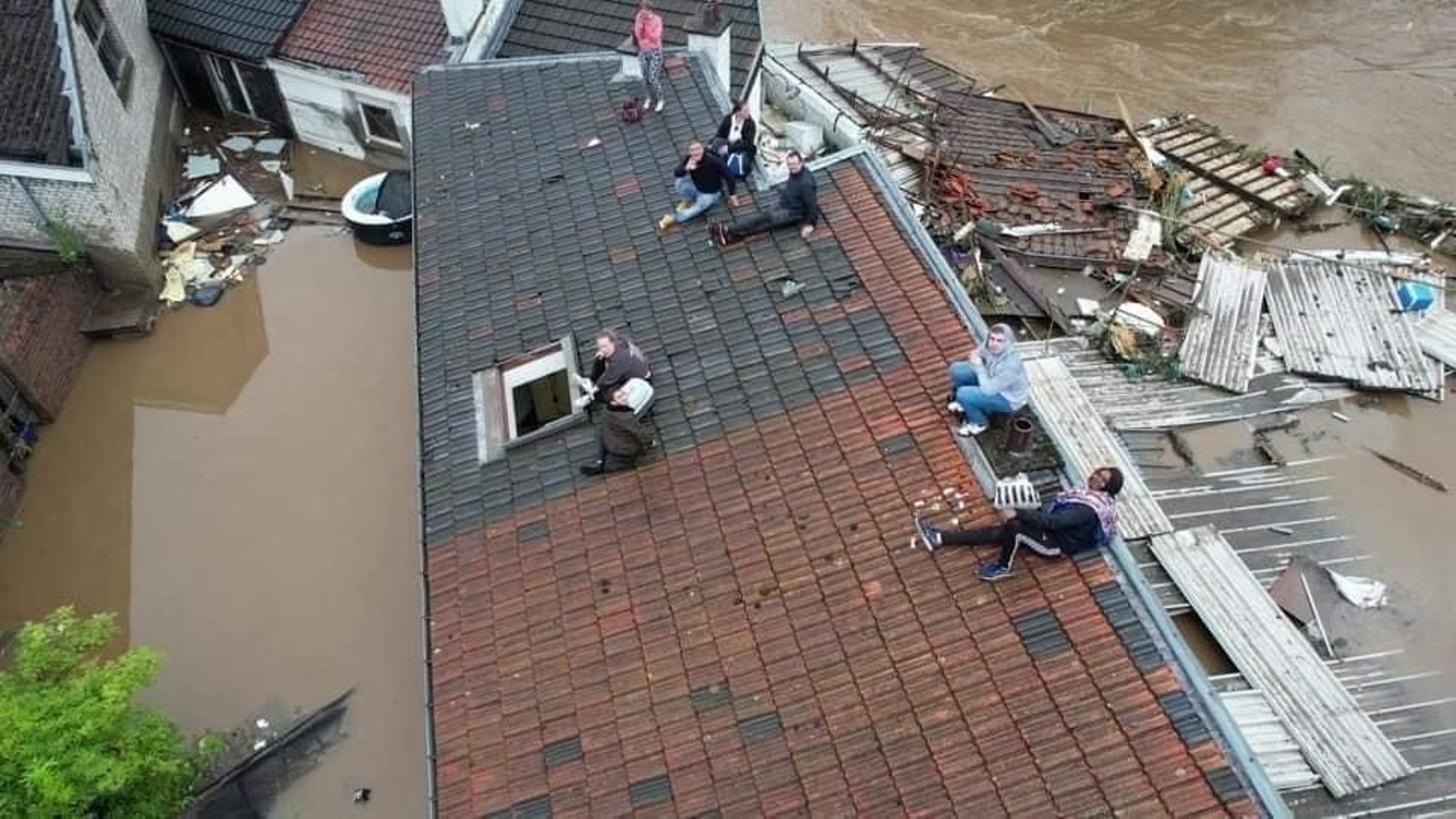 Des personnes réfugiées sur le toit d'une maison à Pepinster le 15 juillet 2021