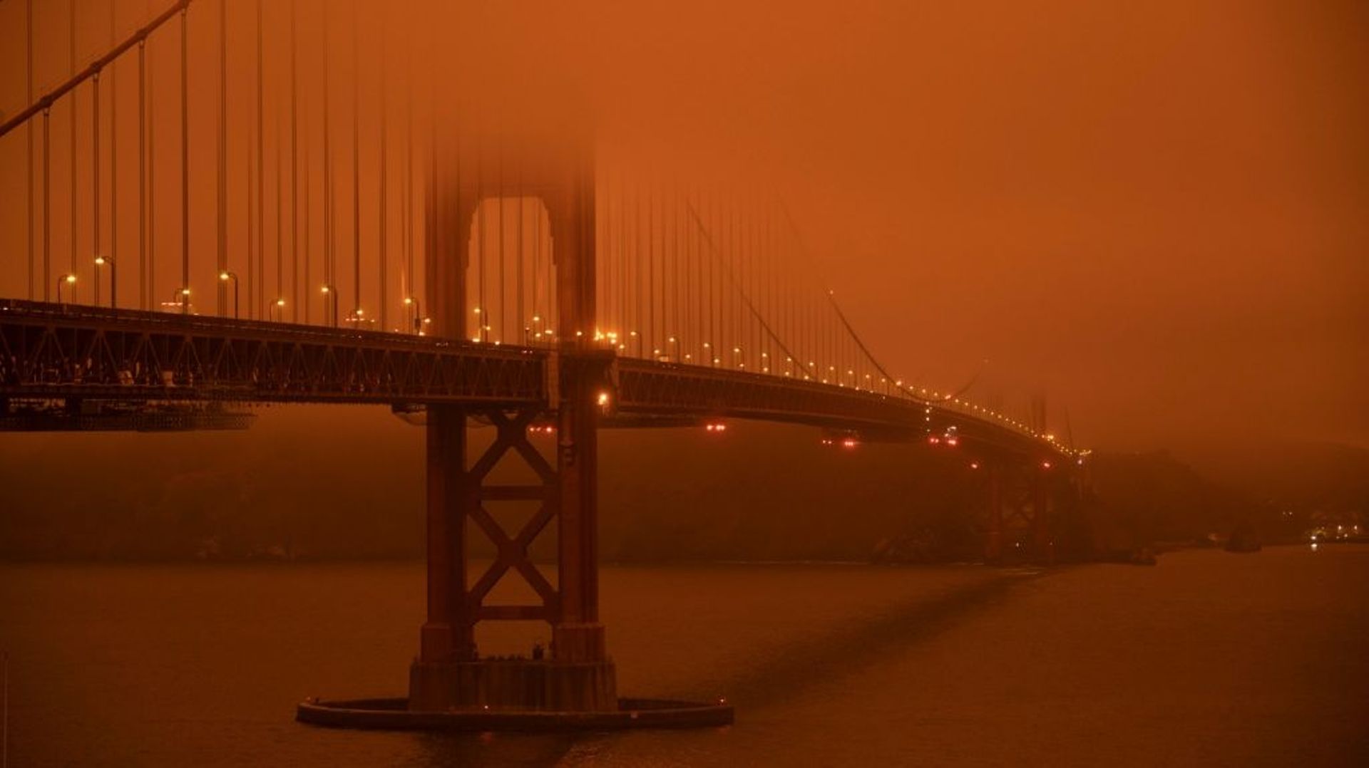 Les lumières des ponts et des villes de la baie de San Francisco sont restés allumés toute la journée de mercredi à cause de la fumée des feux de forêt qui empêche les rayons du soleil de passer