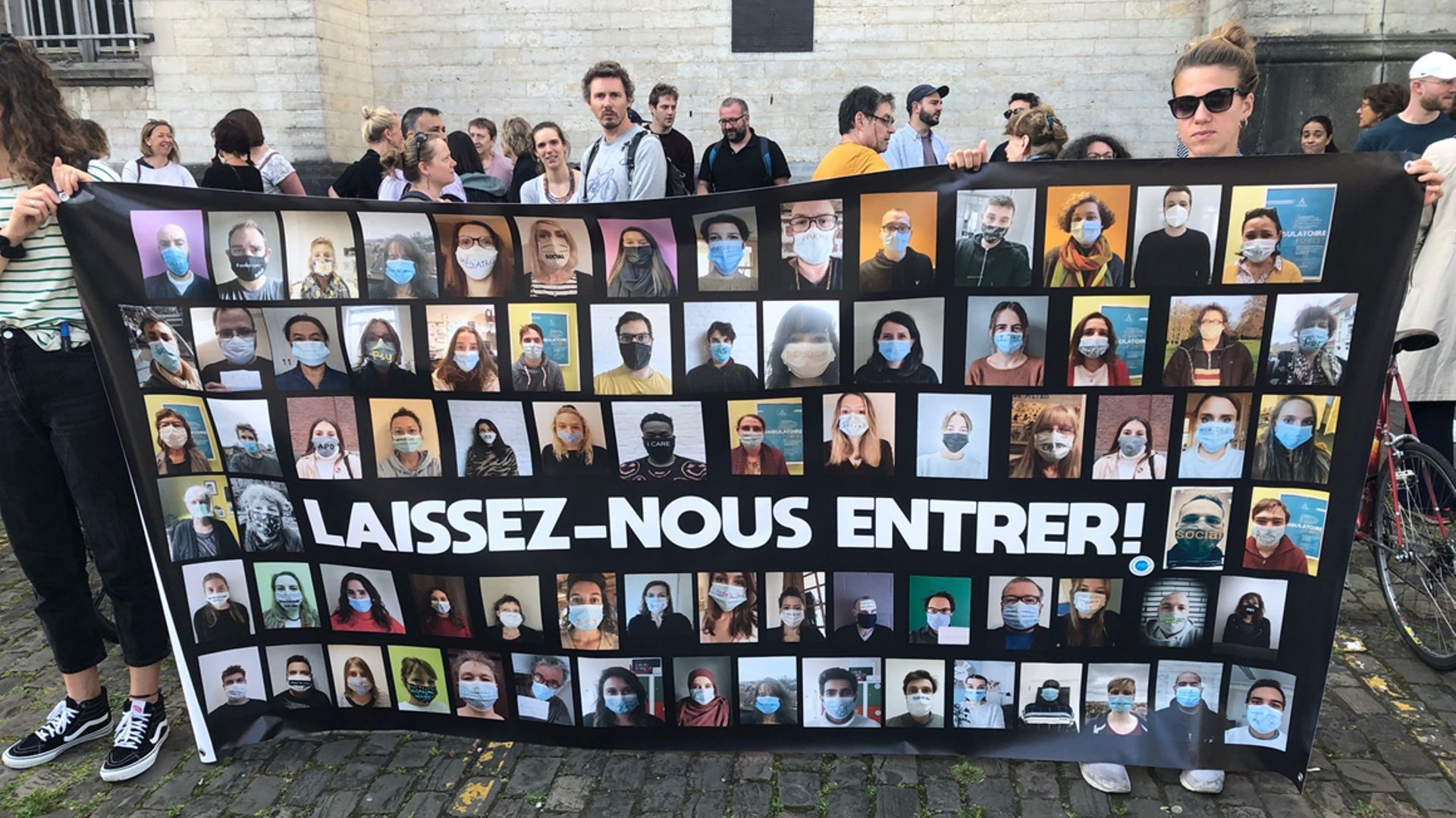 Une cinquantaine de travailleurs sociaux manifestent devant la prison de Saint-Gilles