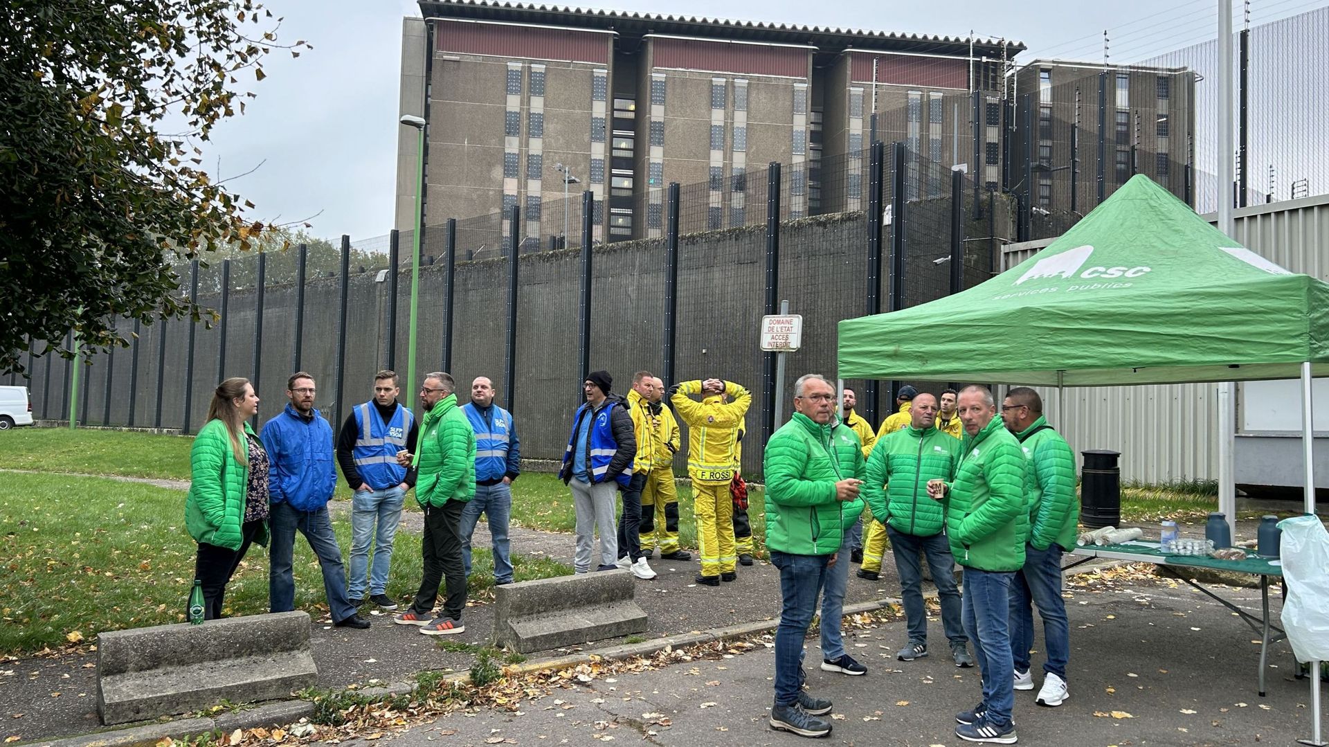 Agents pénitentiaires et pompiers réunis pour une action commune à la prison de Lantin