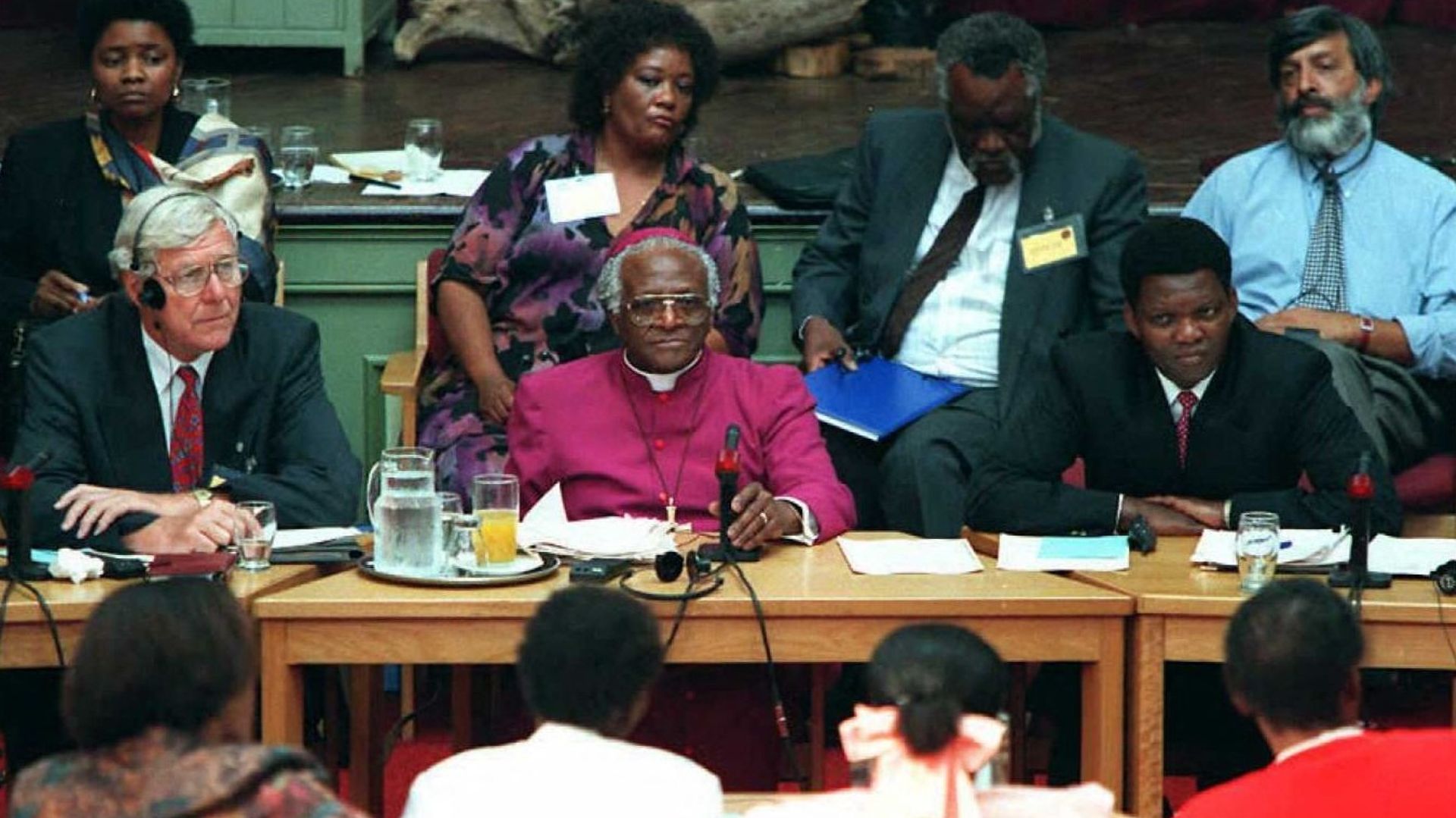 Desmond Tutu et d’autres commissaires écoutent les témoignages d’actes de violence commis à l’époque de l’apartheid lors de l’ouverture de la Commission vérité et réconciliation le 15 avril à East London en Afrique du Sud.