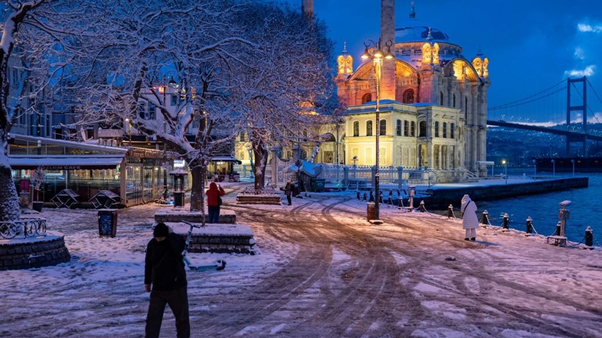 La grande mosquée Mecidiye à Istanbul sous la neige le 24 janvier 2022
