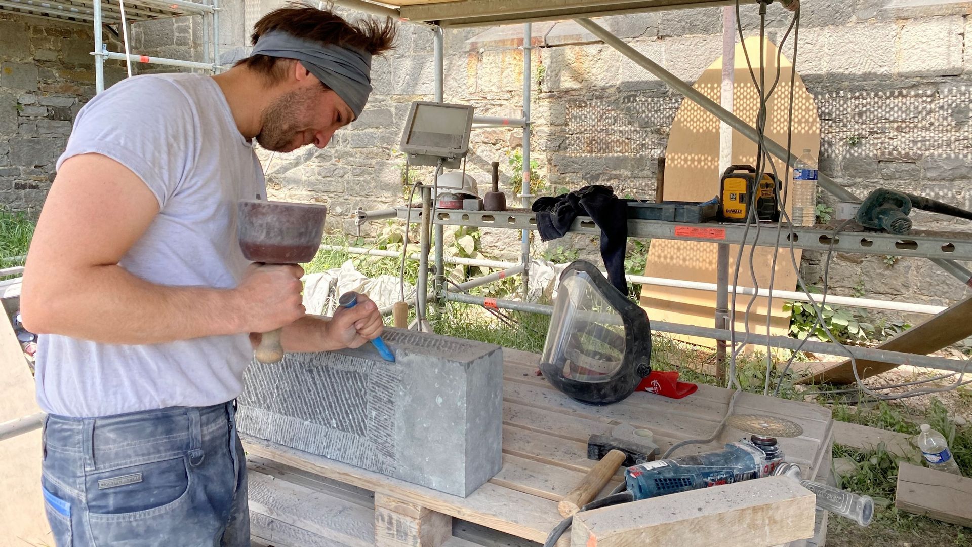 Fosses la ville : la restauration de Sainte-Brigide assure la transmission du savoir-faire des tailleurs de pierre