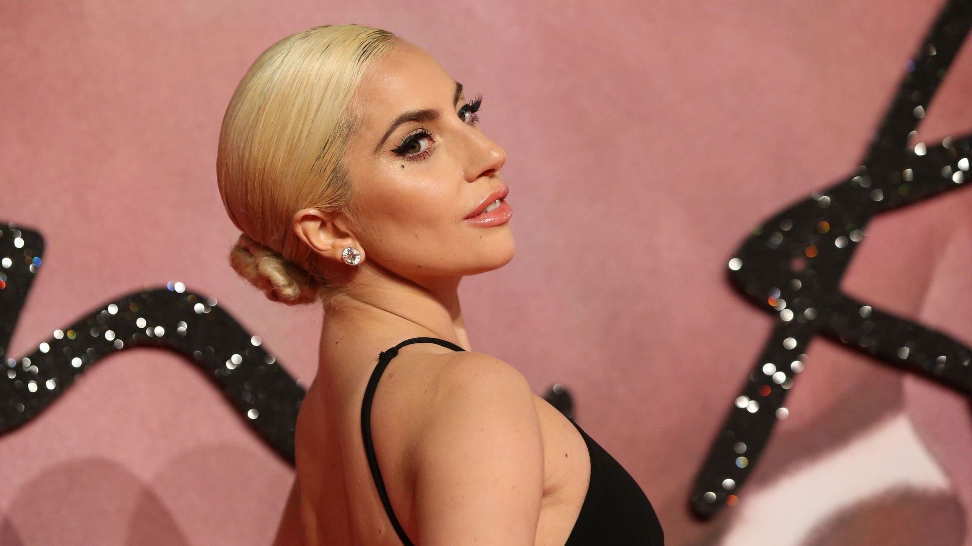 Lady Gaga, sensuelle et acrobate, offre son nouveau titre à Coachella