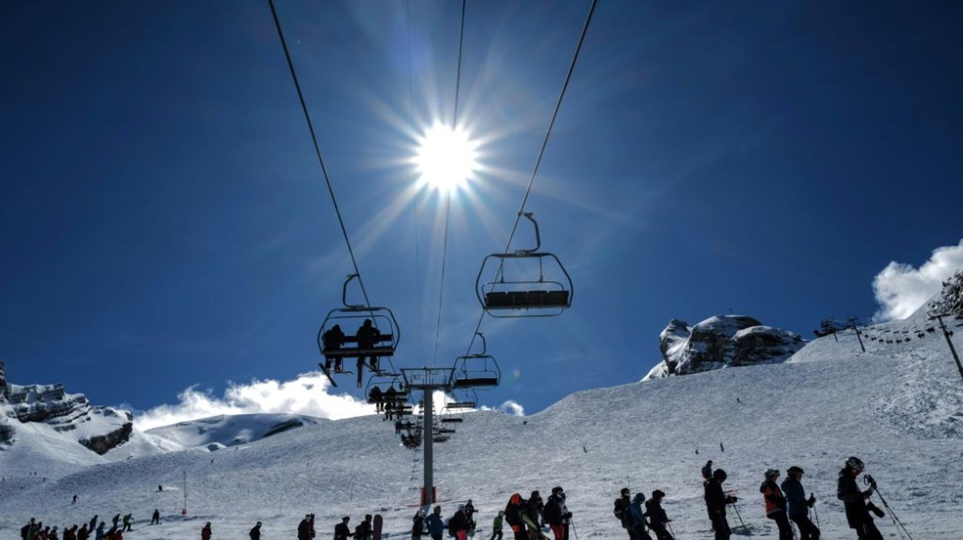 Sur le domaine skiable du Col de la Balme à La Clusaz, en Haute-Savoie, le 23 mai 2021 pour une réouverture de deux jours de certaines remontées mécaniques