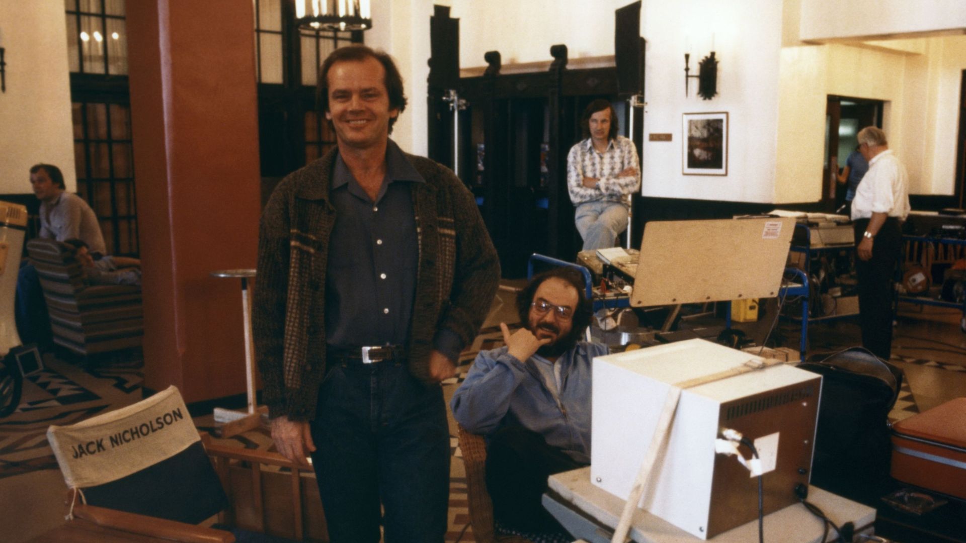 L'acteur américain Jack Nicholson et le réalisateur Stanley Kubrick sur le tournage du film The Shining, adapté du roman de Stephen King.