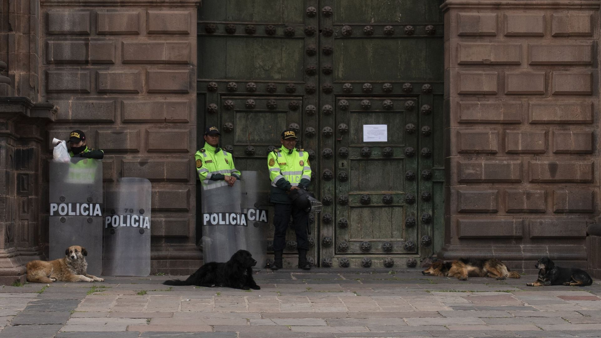 La police péruvienne dans la ville de Cuzco
