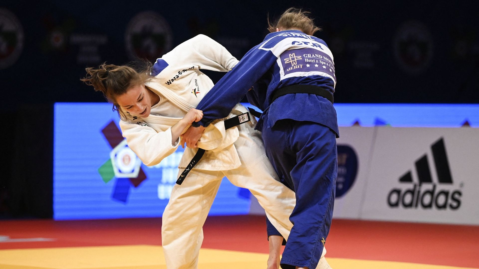 Mina Libeer en action face à Pauline Starke lors du combat pour le bronze