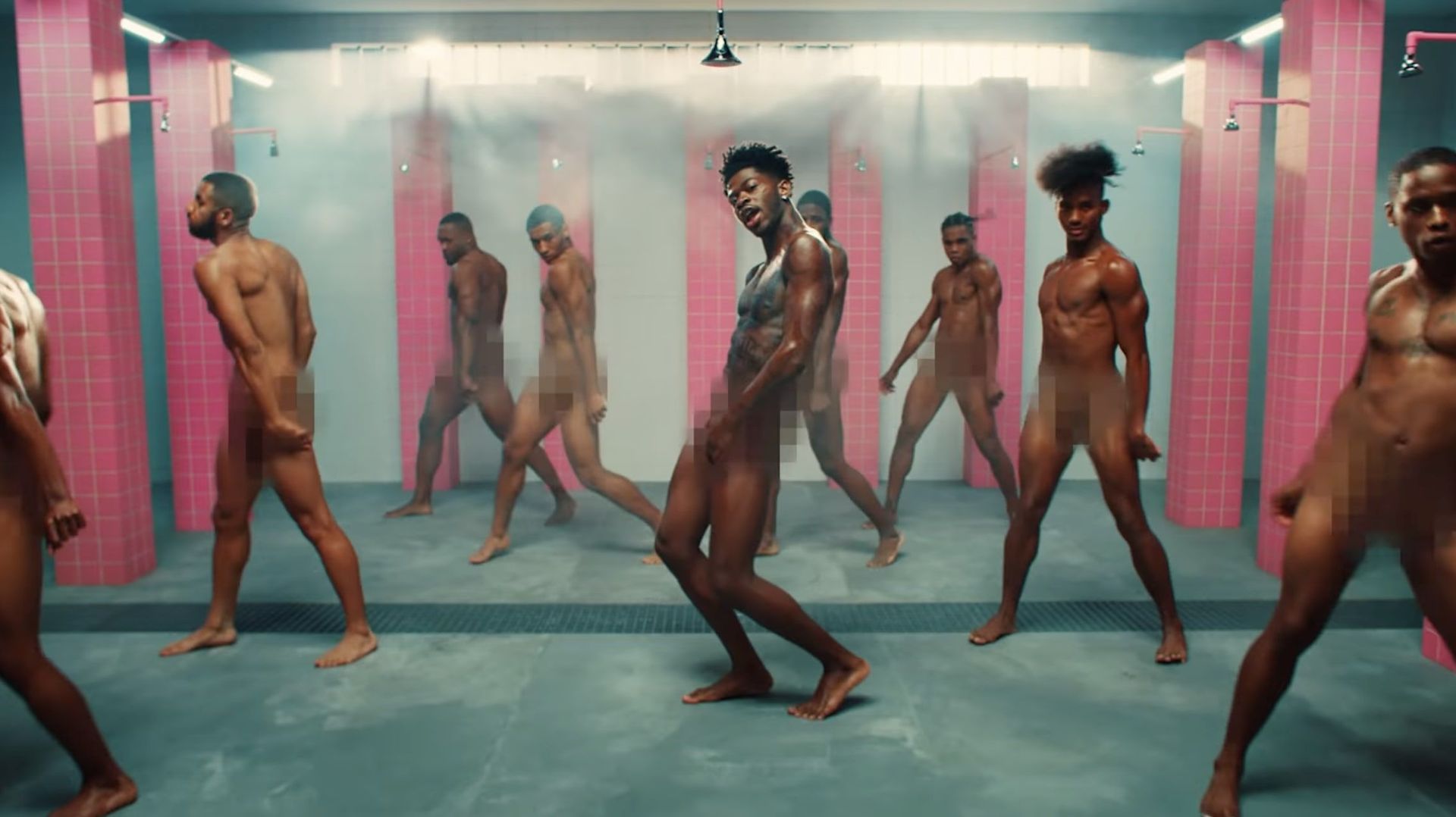 Lil Nas X montre ses talents de danseur dans le clip officiel de "Industry Baby".