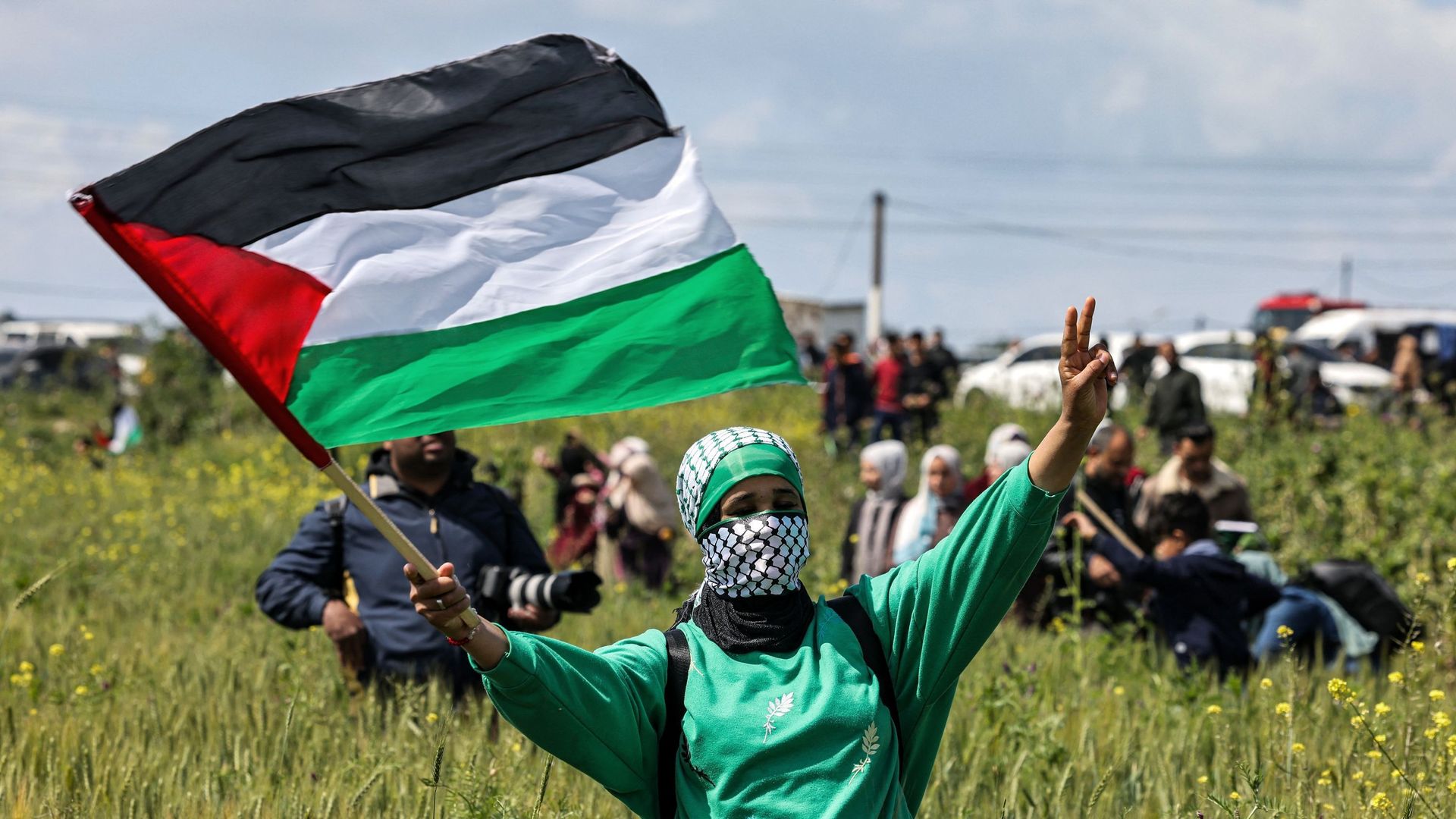 Une manifestante brandit un drapeau palestinien lors de la 47e manifestation annuelle de la Journée de la Terre le long de la frontière entre Gaza et Israël, à l’est de la ville de Gaza, le 30 mars 2023.