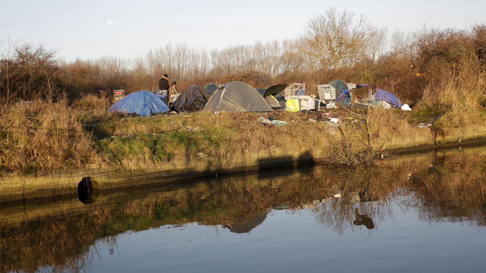 Plusieurs tentes forment le camp informel de Grande-Synthe, près de Dunkerque, en France, le 21 décembre 2021.