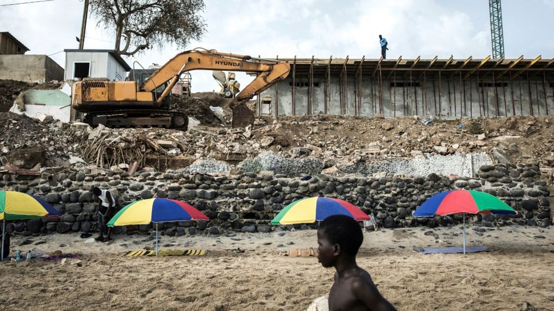 Un bulldozer sur un chantier de construction, le 27 juin 2020 sur la plage de Mamelles, à Dakar