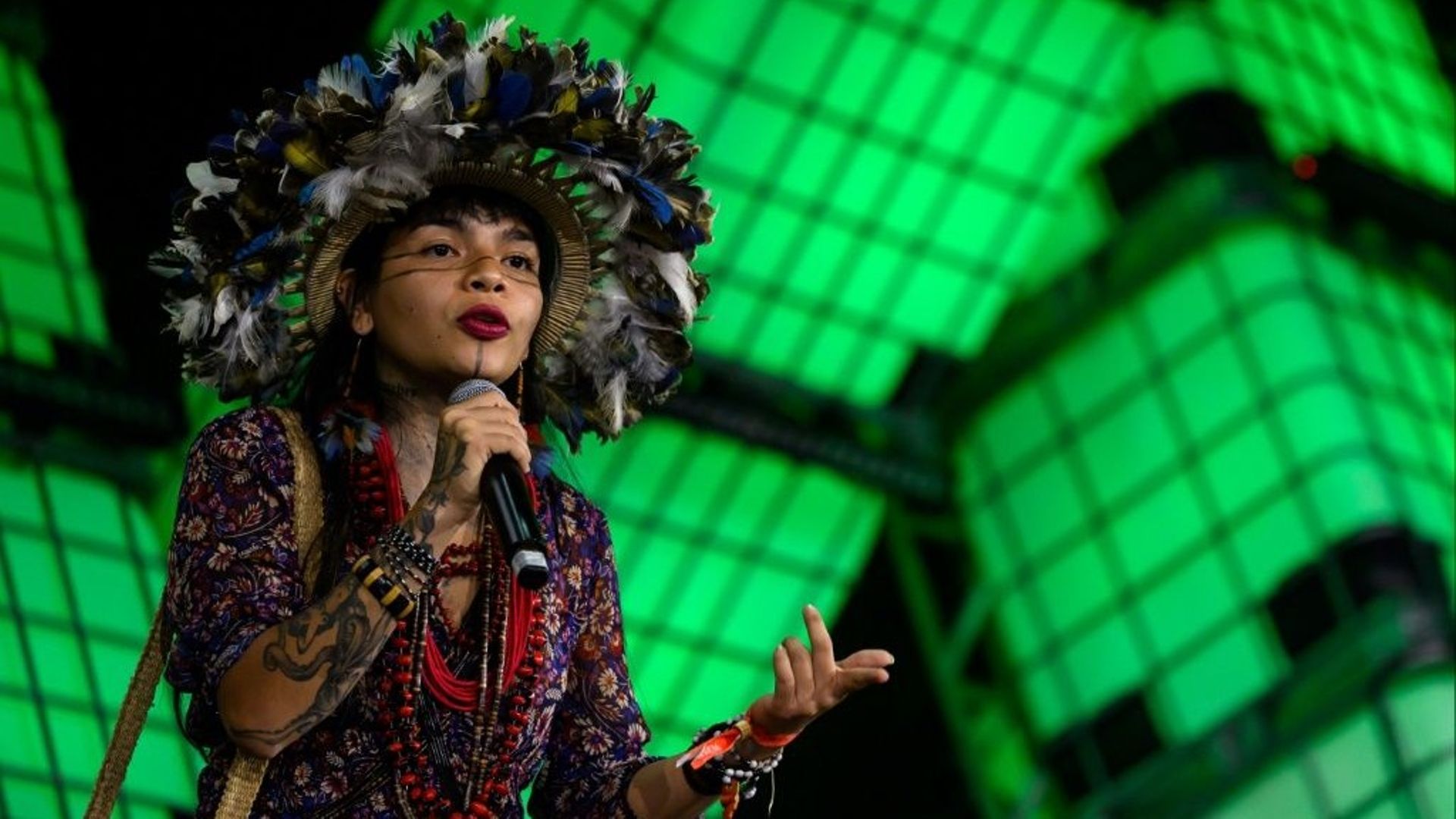 L'activiste indigène Txai Surui s'exprime lors de la première journée du Web Summit Rio, au Brésil, le 1er mai 2023.