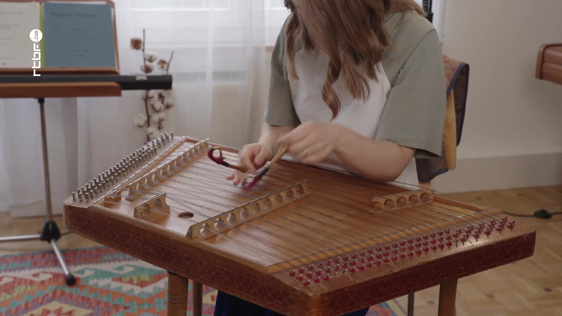 Connaissez-vous le cymbalum, instrument à la sonorité envoûtante venu tout droit des Balkans