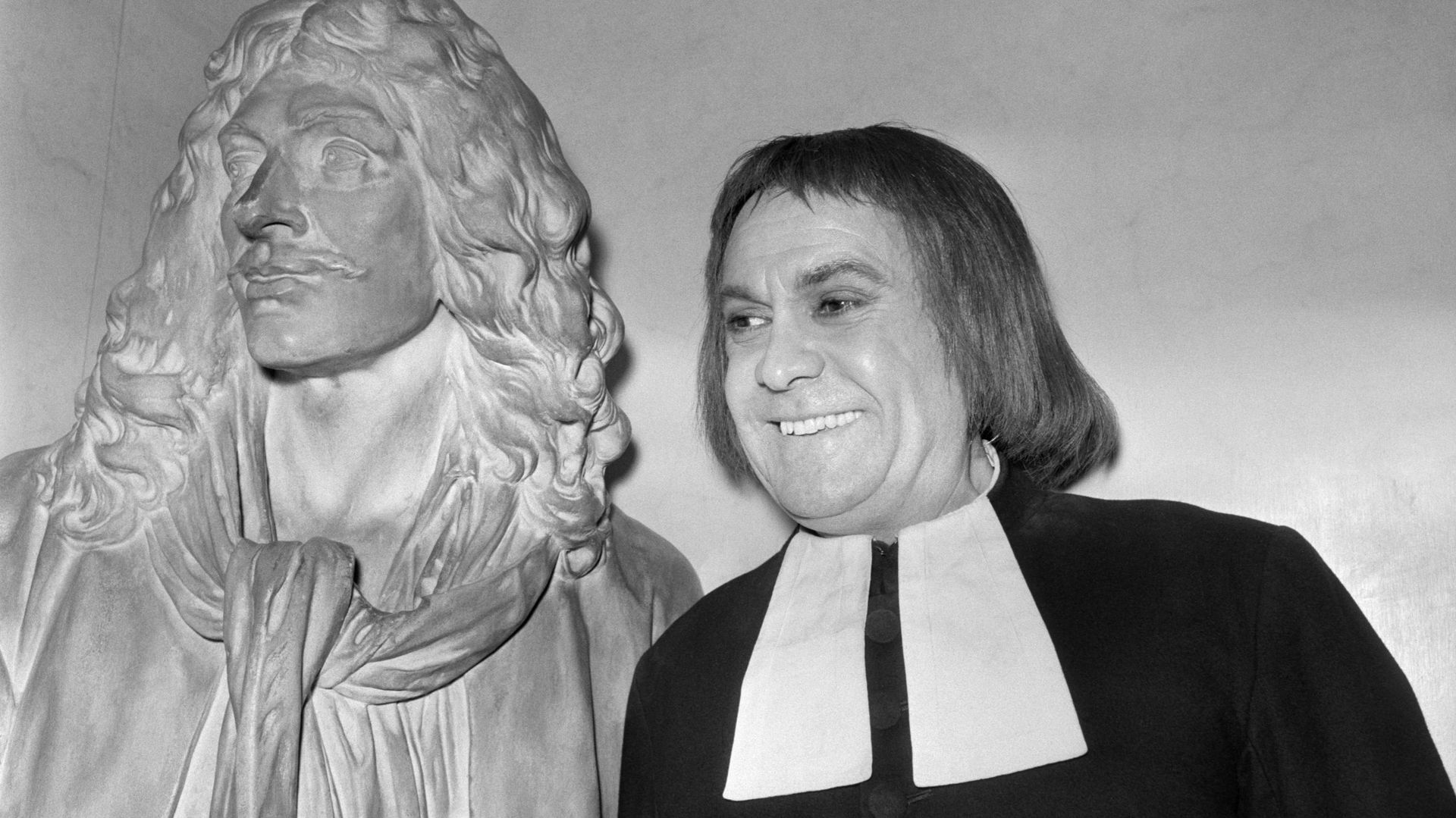 L'acteur à côté du buste de Molière, en 1974. il y jouait Tartuffe à la comédie-Française