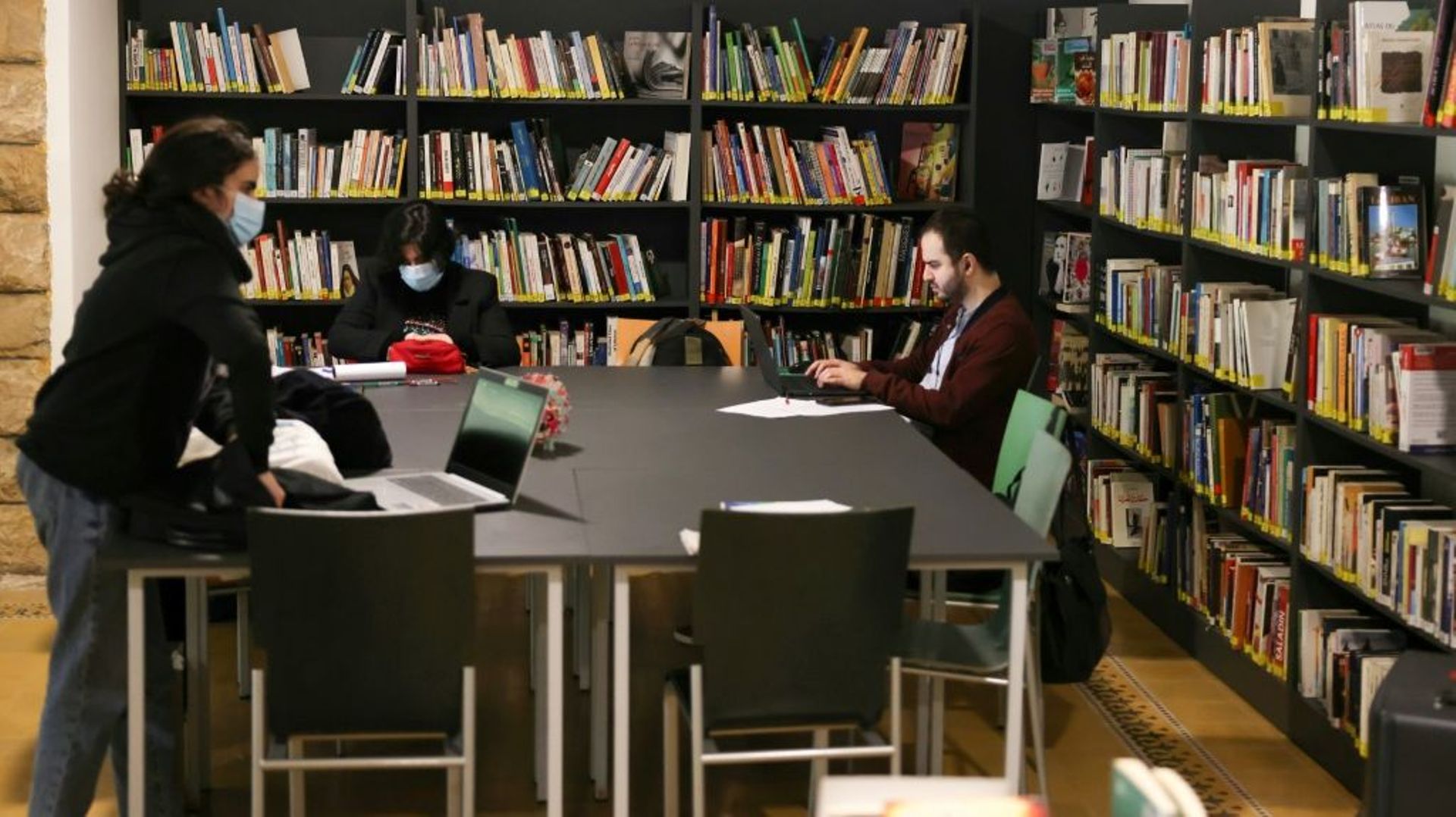 Des personnes travaillent sur leur ordinateur portable dans l’une des bibliothèques publiques de Beyrouth, le 11 février 2022 au Liban