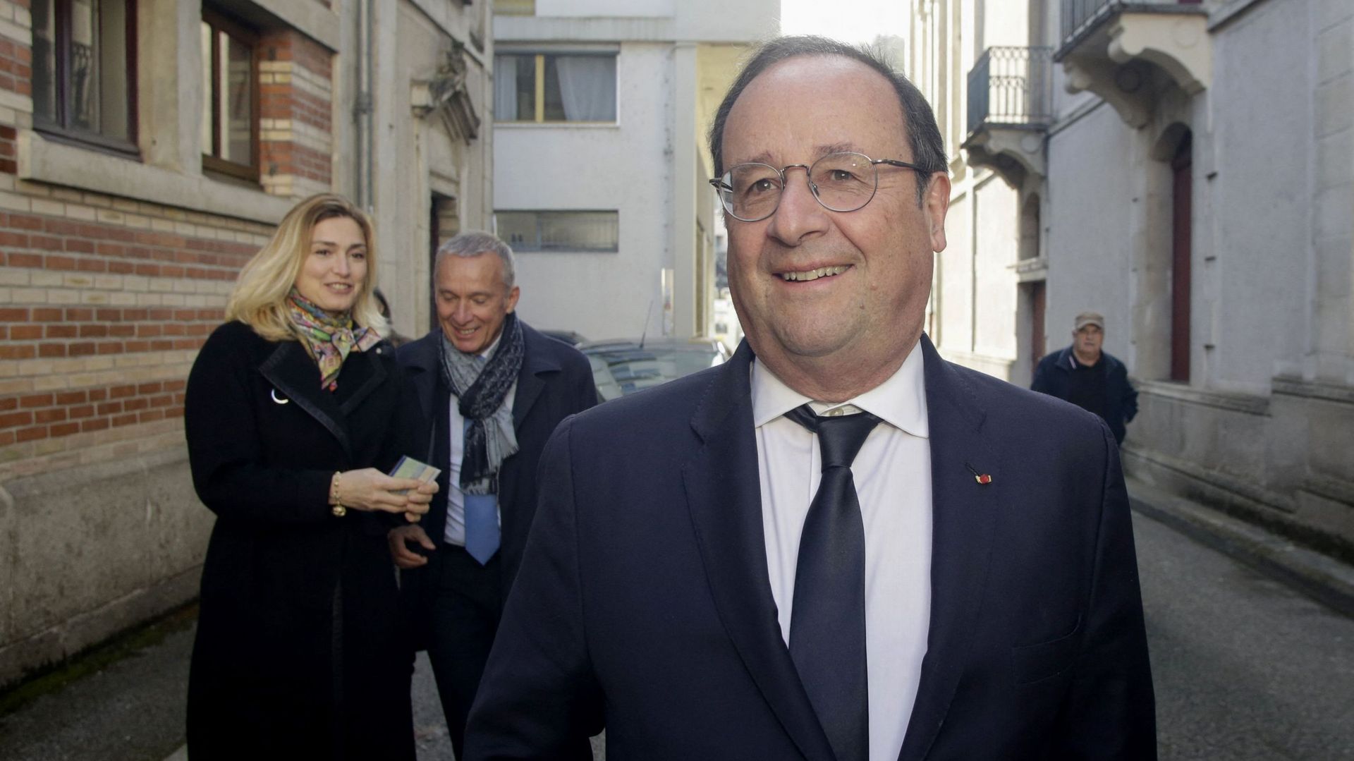 François Hollande à Tulle (avec derrière lui Julie Gayet) le 24 avril 2022