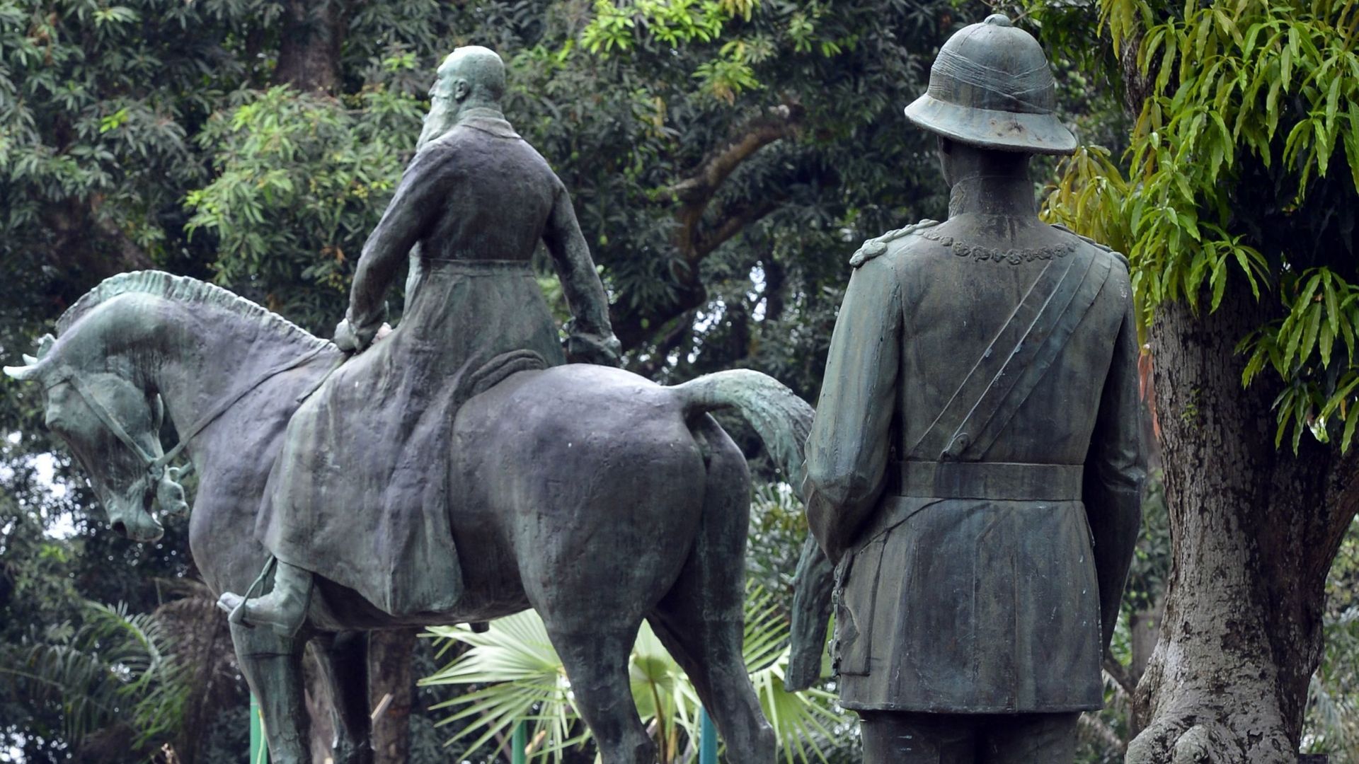 Les statues des rois Léopold II et Albert à Kinshasa