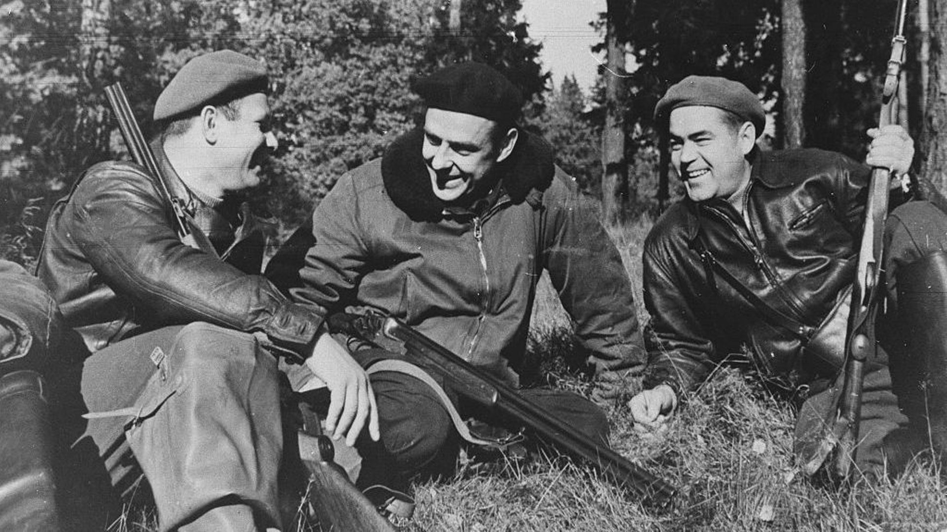 Juri Gagarin et son ami Vladimir Komarov à la chasse en 1967