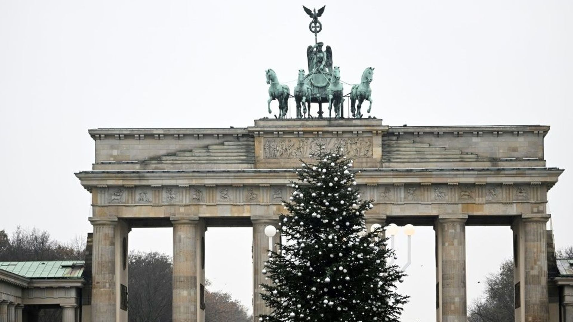 La cime du sapin de Noël devant la porte de Brandebourg à Berlin a été décapitée par des militants écologiques, le 21 décembre 2022