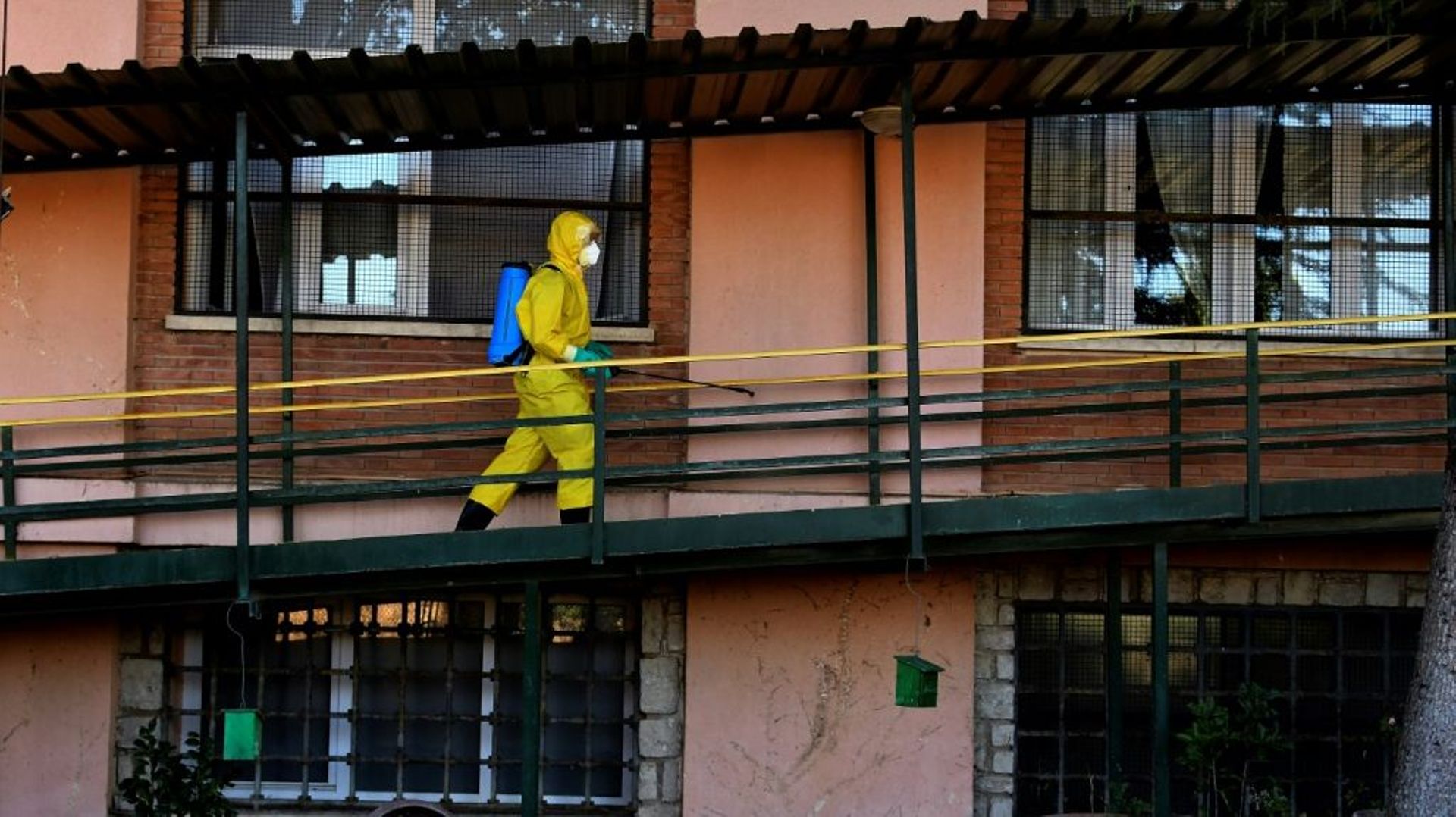 Un pompier en combinaison de protection désinfecte une maison de retraite à Burbaguena (Espagne), le 4 août 2020