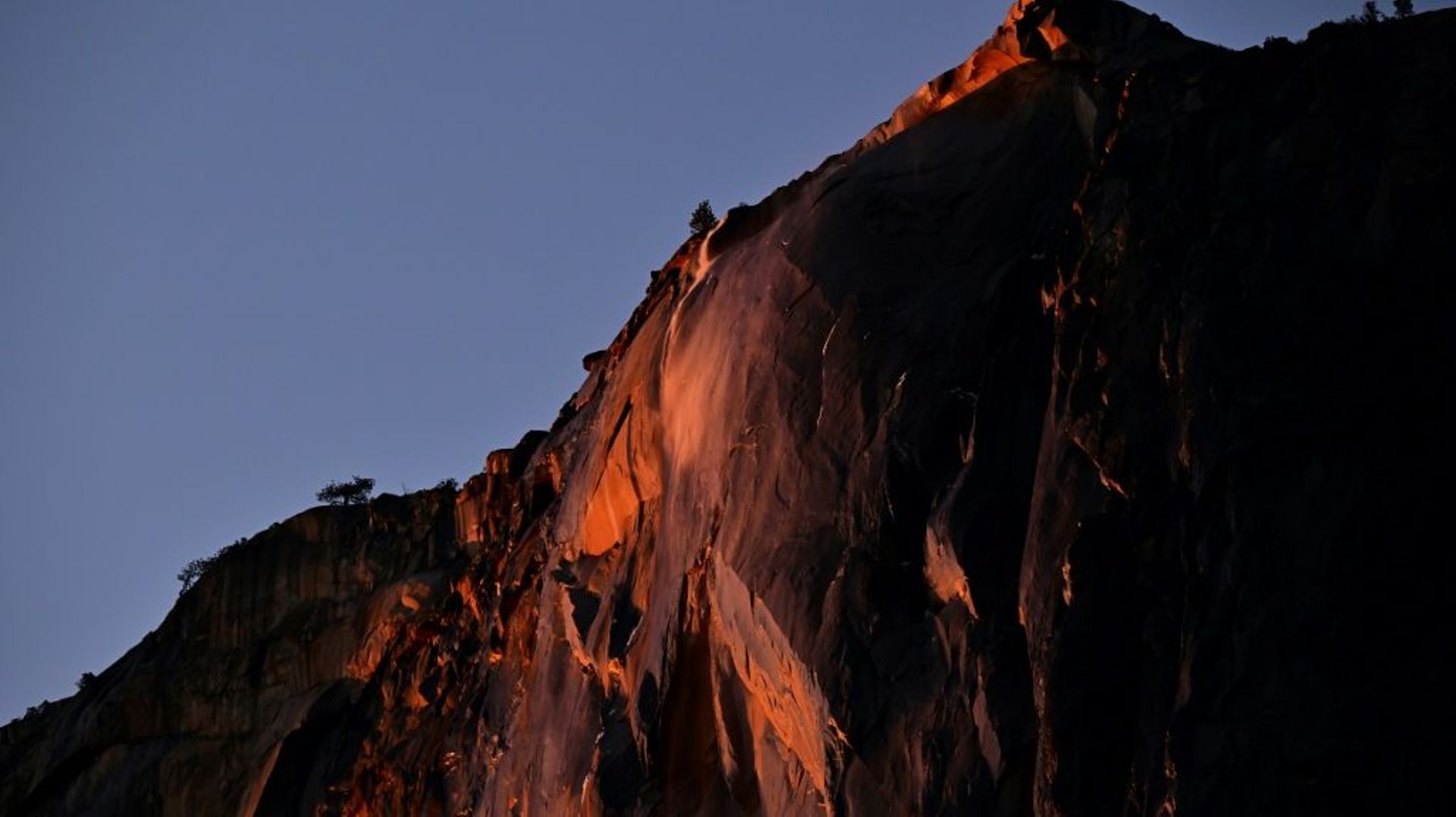 Une spectaculaire "cascade de feu" a fait le bonheur des photographes et amoureux de la nature dans le parc national de Yosemite, en Californie