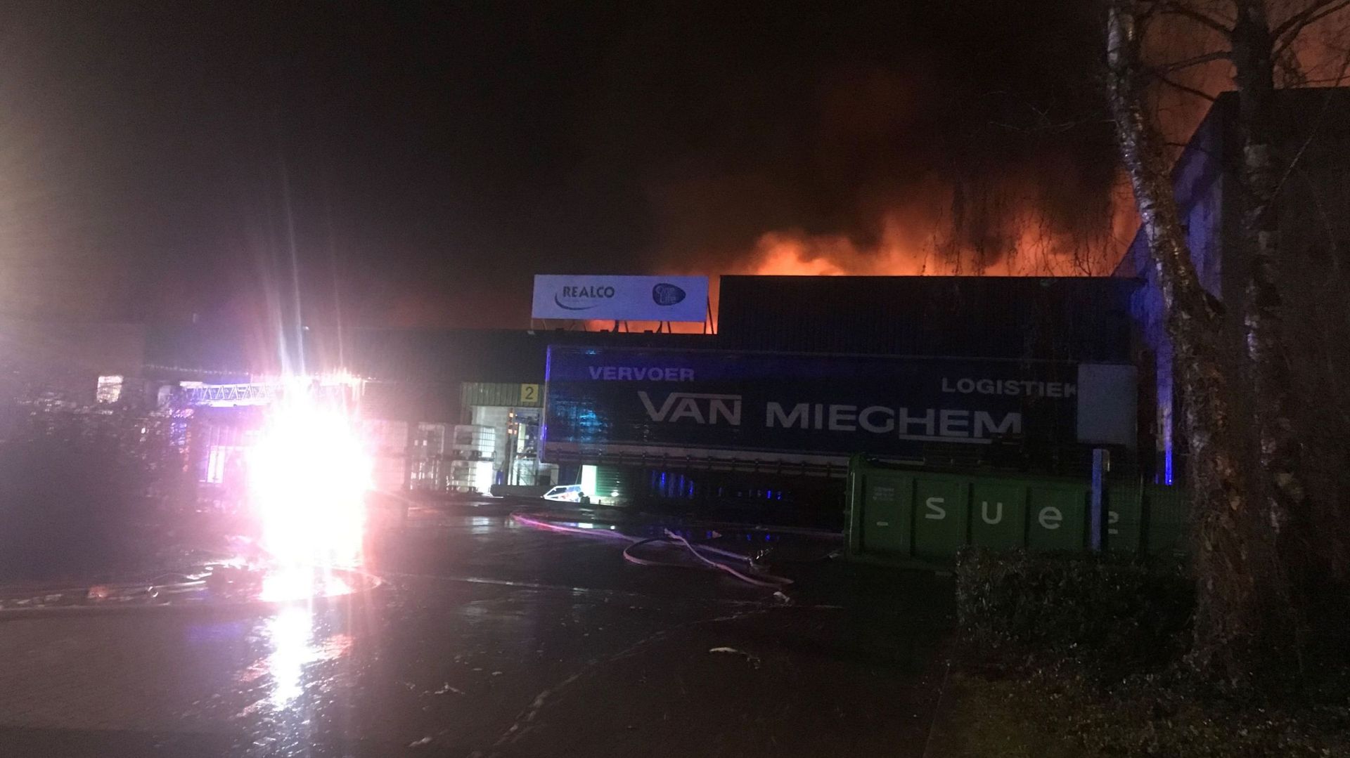 Important incendie au parc scientifique Einstein à Louvain-la-Neuve, un entrepôt REALCO en feu
